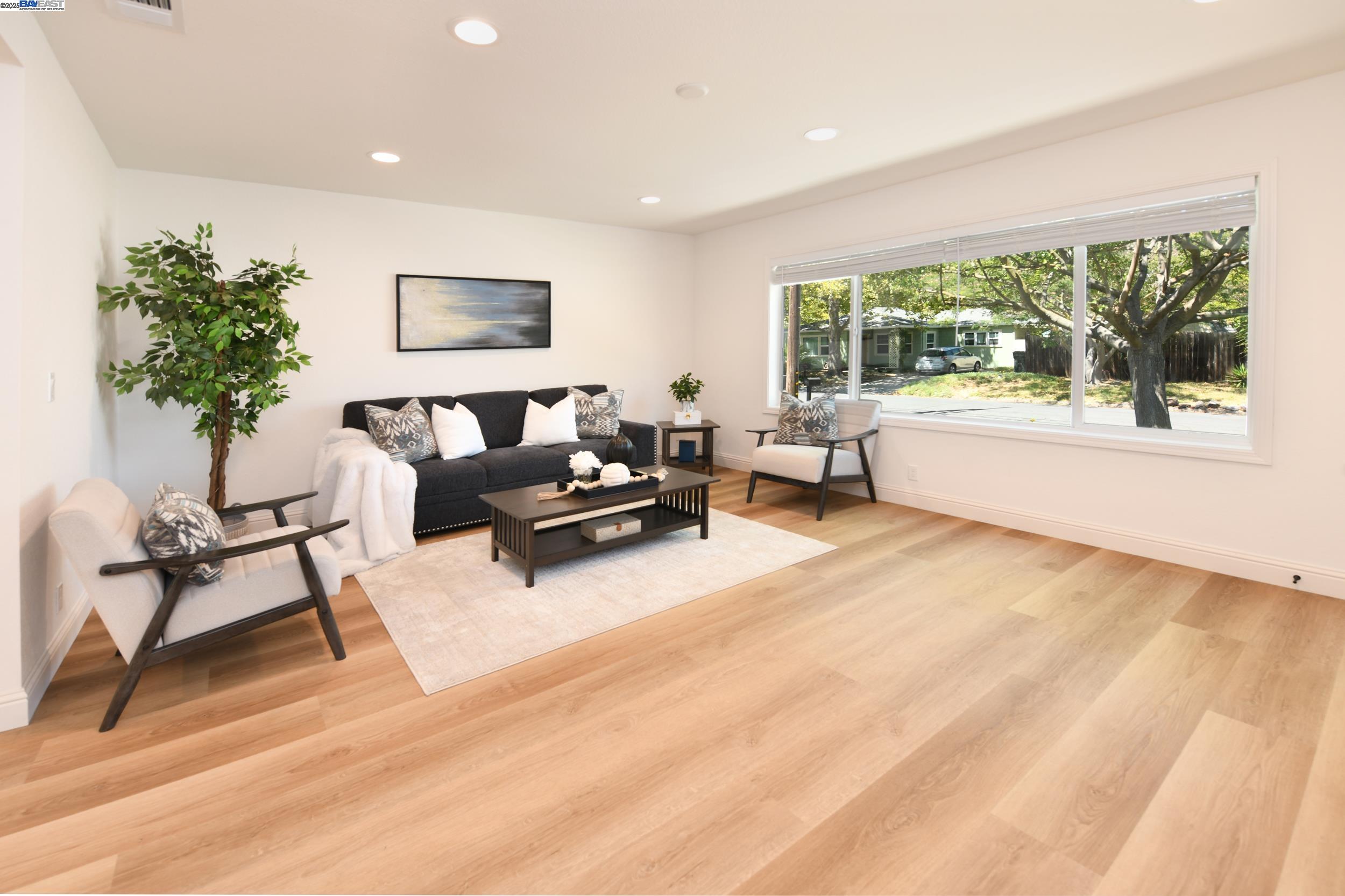 Detail Gallery Image 4 of 14 For 3706 Los Flores Ave, Concord,  CA 94519 - 2 Beds | 1 Baths