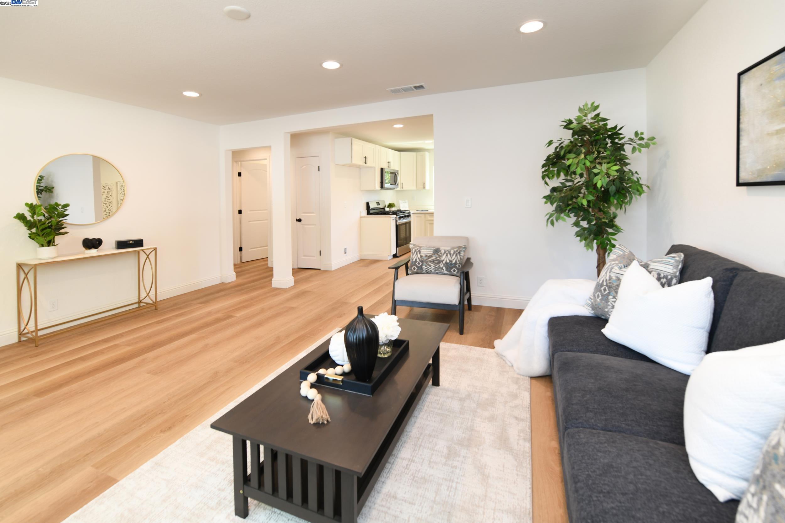 Detail Gallery Image 5 of 14 For 3706 Los Flores Ave, Concord,  CA 94519 - 2 Beds | 1 Baths