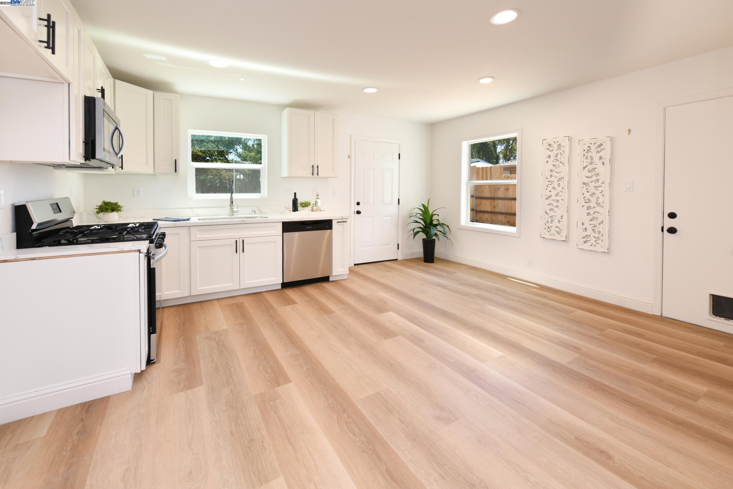 Detail Gallery Image 6 of 14 For 3706 Los Flores Ave, Concord,  CA 94519 - 2 Beds | 1 Baths