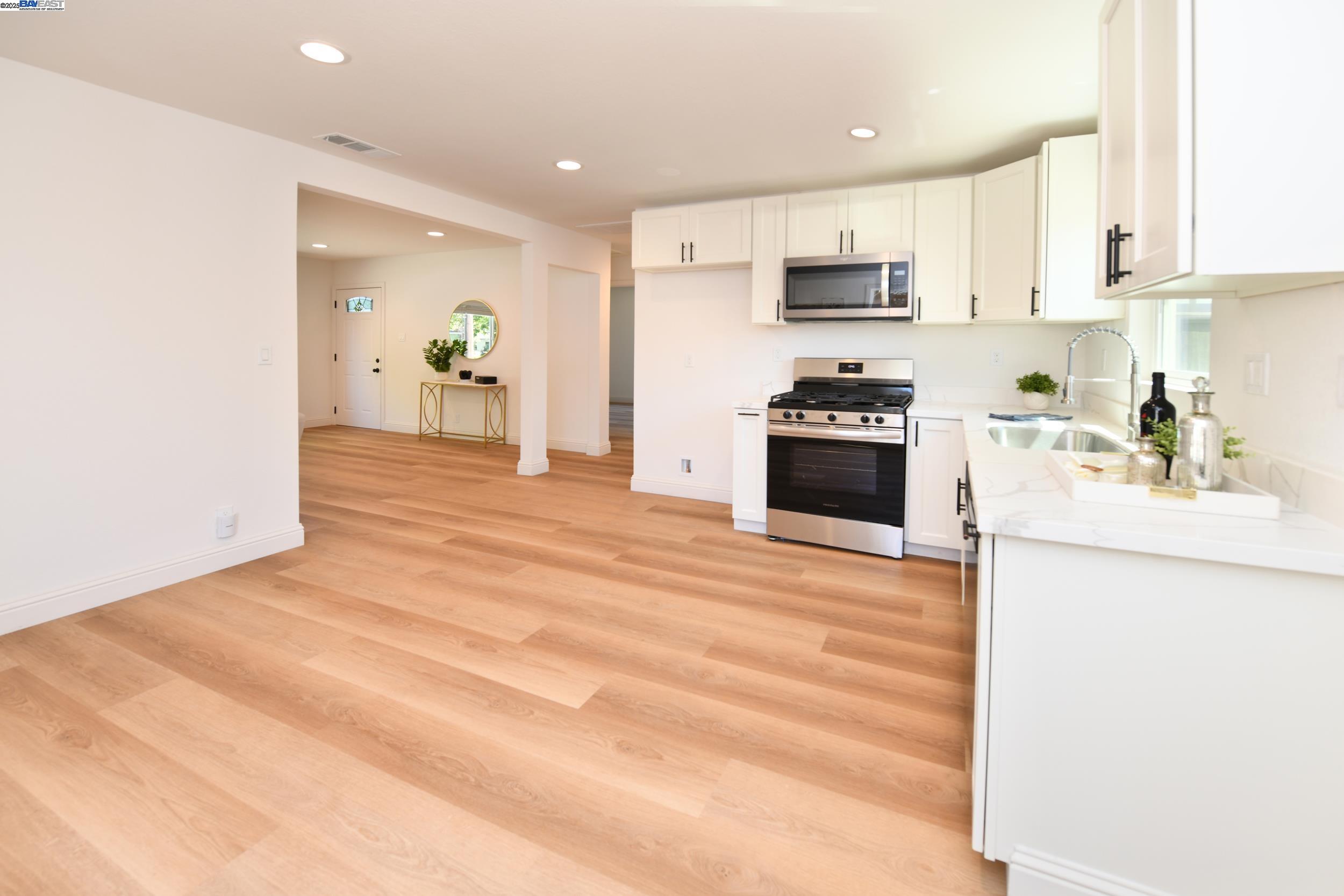 Detail Gallery Image 7 of 14 For 3706 Los Flores Ave, Concord,  CA 94519 - 2 Beds | 1 Baths