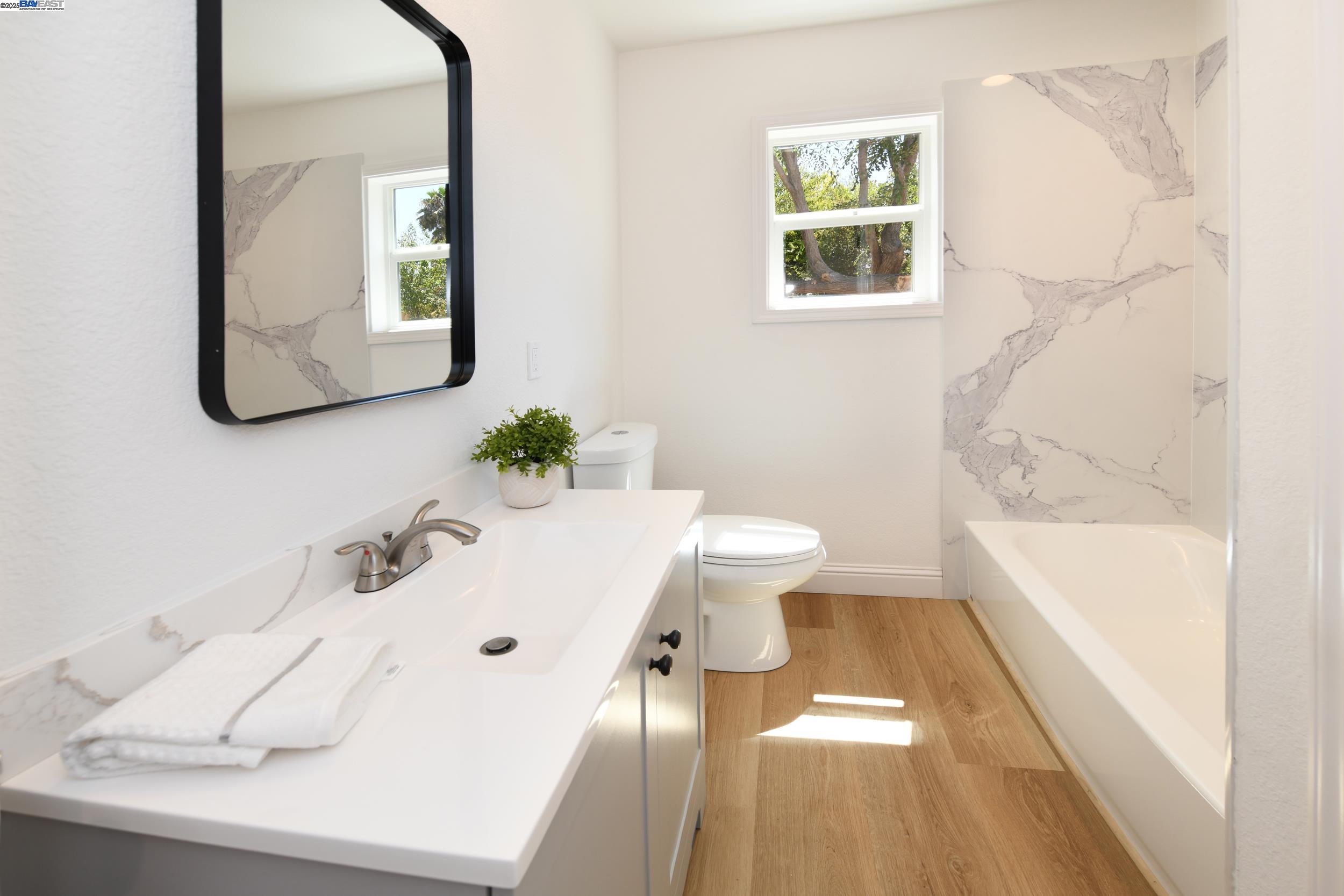 Detail Gallery Image 8 of 14 For 3706 Los Flores Ave, Concord,  CA 94519 - 2 Beds | 1 Baths