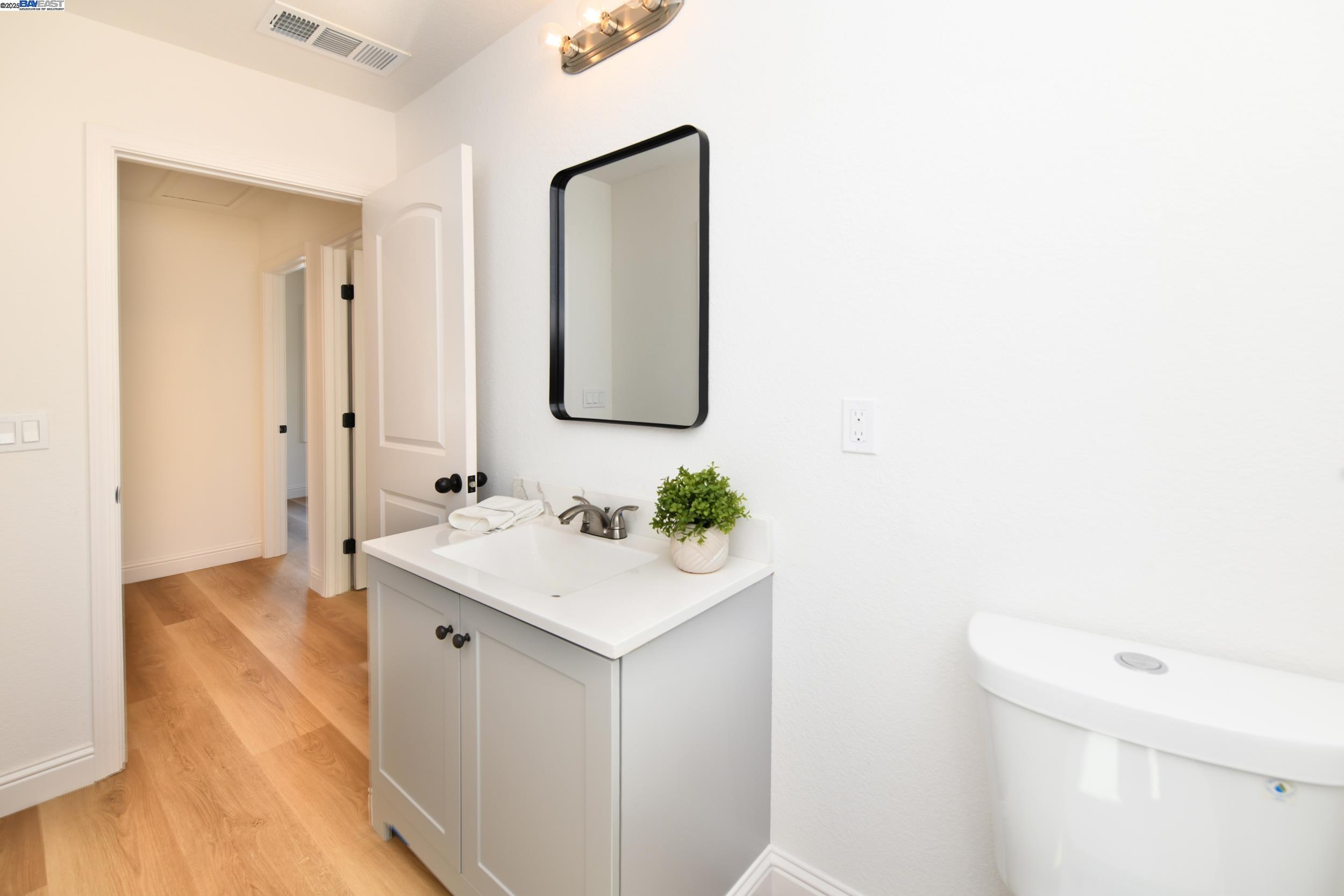 Detail Gallery Image 9 of 14 For 3706 Los Flores Ave, Concord,  CA 94519 - 2 Beds | 1 Baths