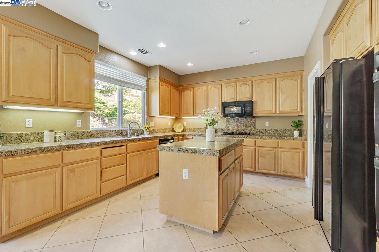 Detail Gallery Image 13 of 48 For 5391 Fernbank Dr, Concord,  CA 94521 - 5 Beds | 3 Baths