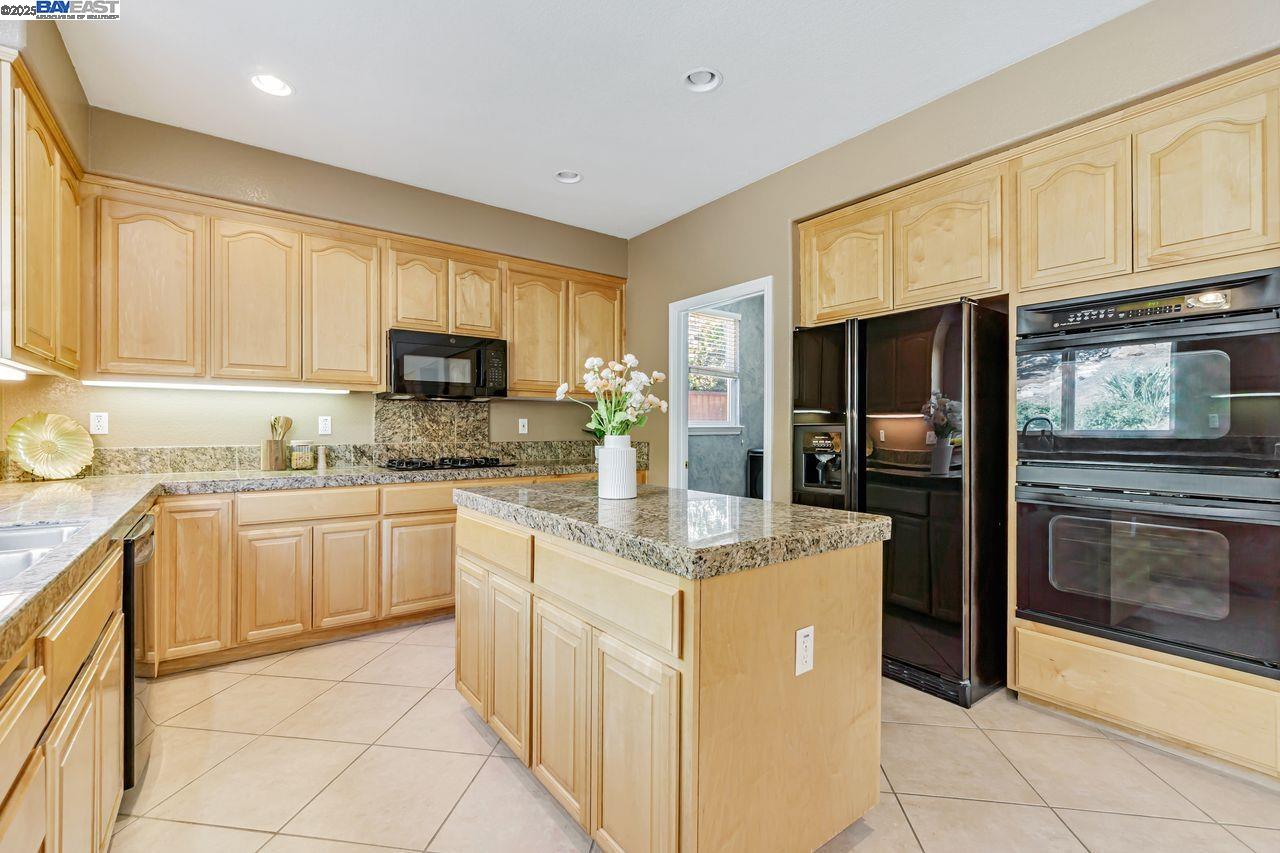 Detail Gallery Image 14 of 48 For 5391 Fernbank Dr, Concord,  CA 94521 - 5 Beds | 3 Baths
