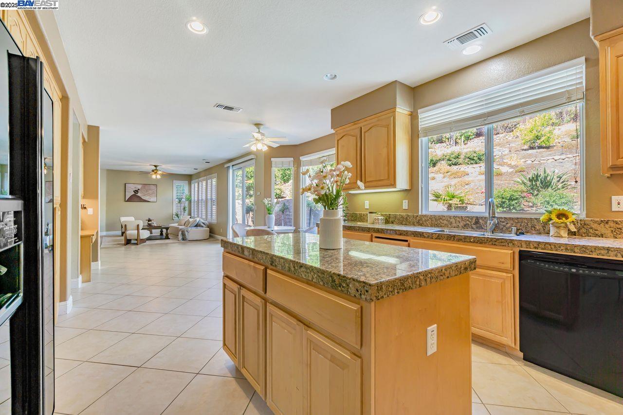 Detail Gallery Image 16 of 48 For 5391 Fernbank Dr, Concord,  CA 94521 - 5 Beds | 3 Baths