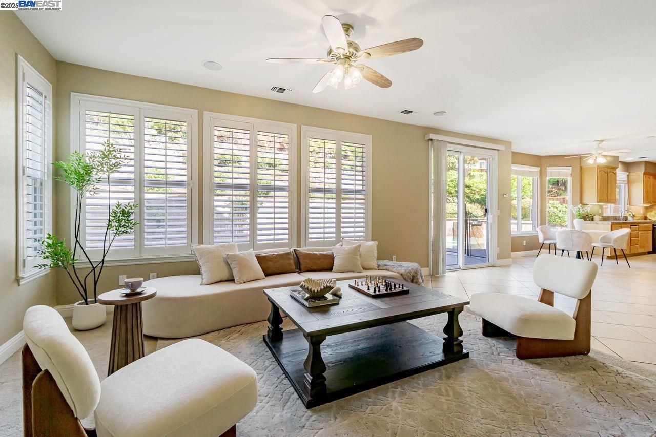 Detail Gallery Image 10 of 48 For 5391 Fernbank Dr, Concord,  CA 94521 - 5 Beds | 3 Baths