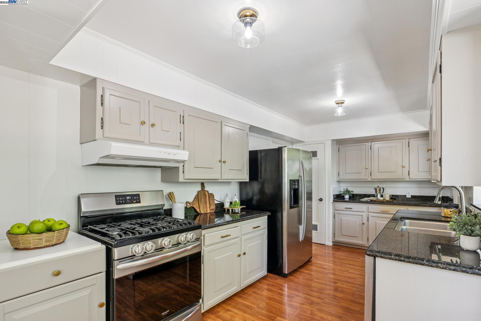 Detail Gallery Image 12 of 50 For 3296 Walnut Ln, Lafayette,  CA 94549 - 4 Beds | 3 Baths