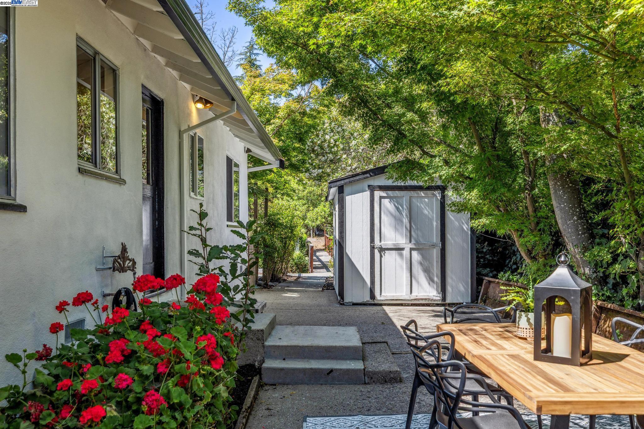 Detail Gallery Image 17 of 50 For 3296 Walnut Ln, Lafayette,  CA 94549 - 4 Beds | 3 Baths