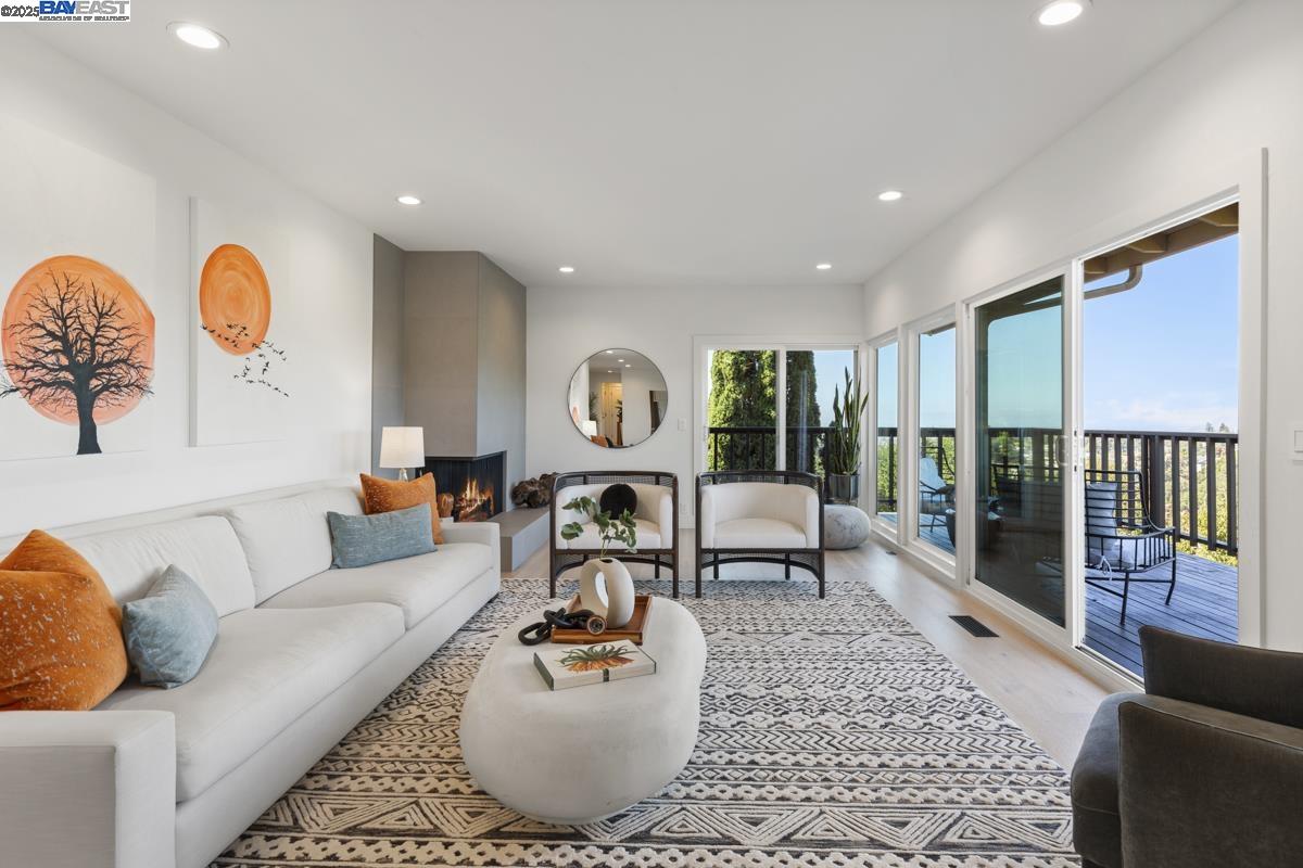 Detail Gallery Image 12 of 58 For 10336 Greenview Dr, Oakland,  CA 94605 - 4 Beds | 3 Baths