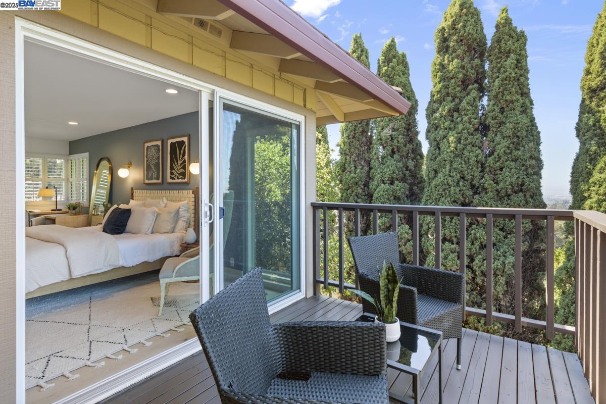 Detail Gallery Image 25 of 58 For 10336 Greenview Dr, Oakland,  CA 94605 - 4 Beds | 3 Baths