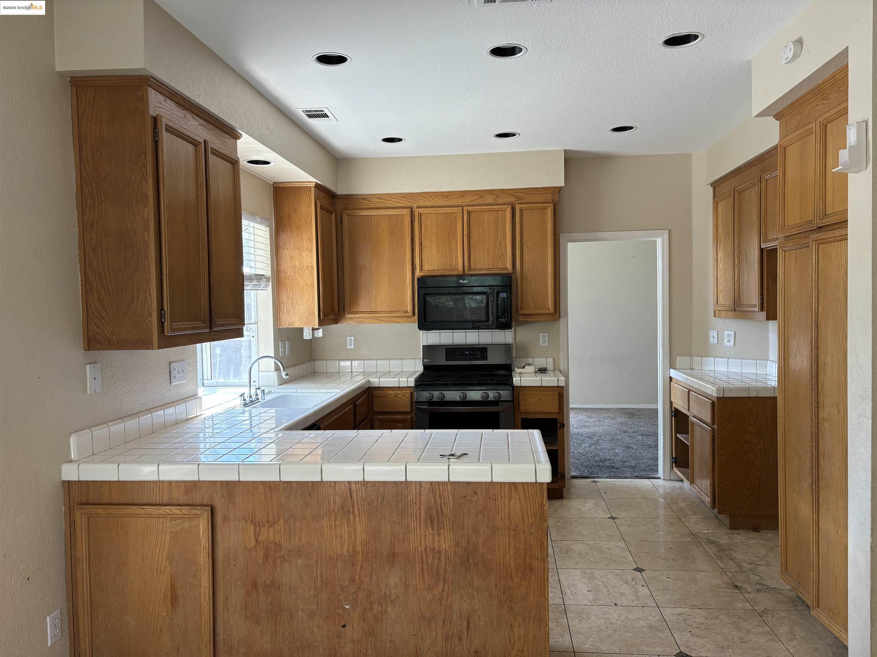 Detail Gallery Image 5 of 5 For 4810 Belford Peak Way, Antioch,  CA 94531 - 4 Beds | 2/1 Baths