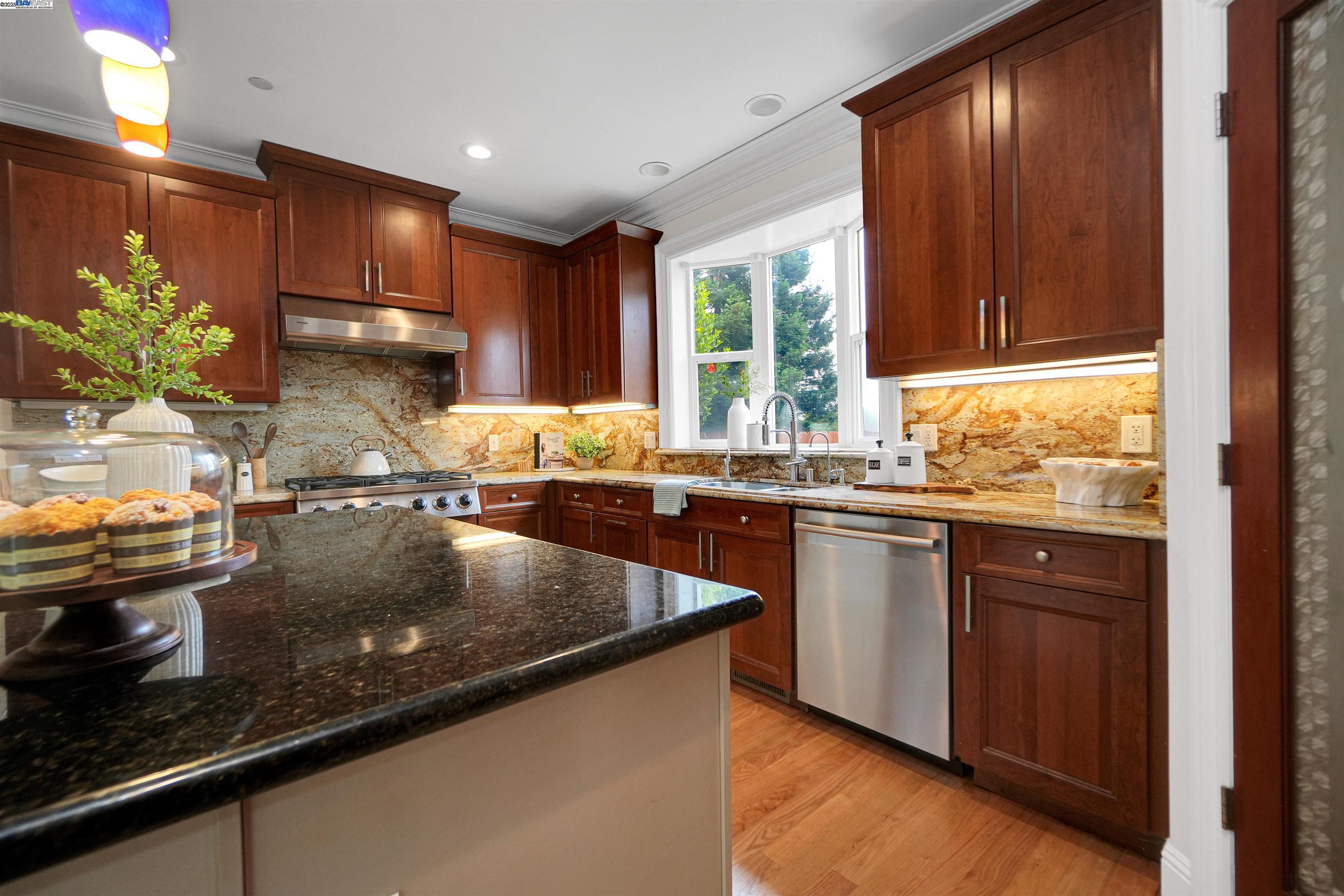 Detail Gallery Image 11 of 57 For 5158 Proctor Rd, Castro Valley,  CA 94546 - 5 Beds | 4 Baths