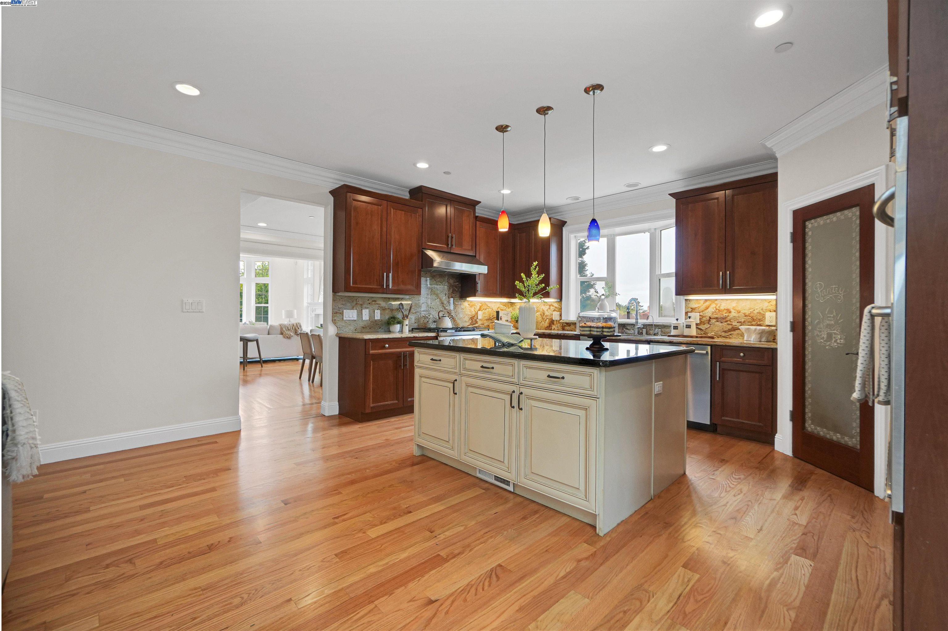 Detail Gallery Image 12 of 57 For 5158 Proctor Rd, Castro Valley,  CA 94546 - 5 Beds | 4 Baths