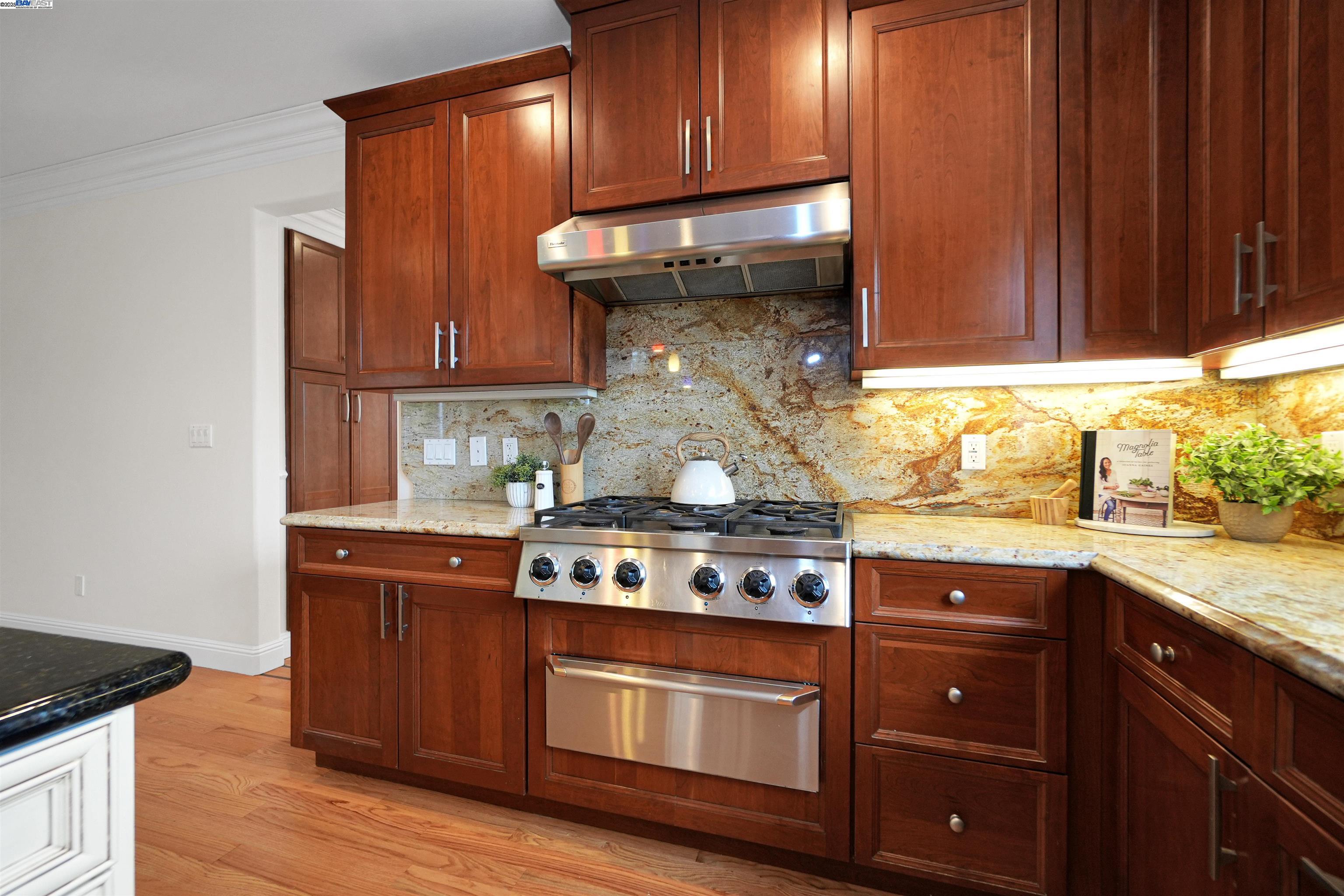 Detail Gallery Image 13 of 57 For 5158 Proctor Rd, Castro Valley,  CA 94546 - 5 Beds | 4 Baths