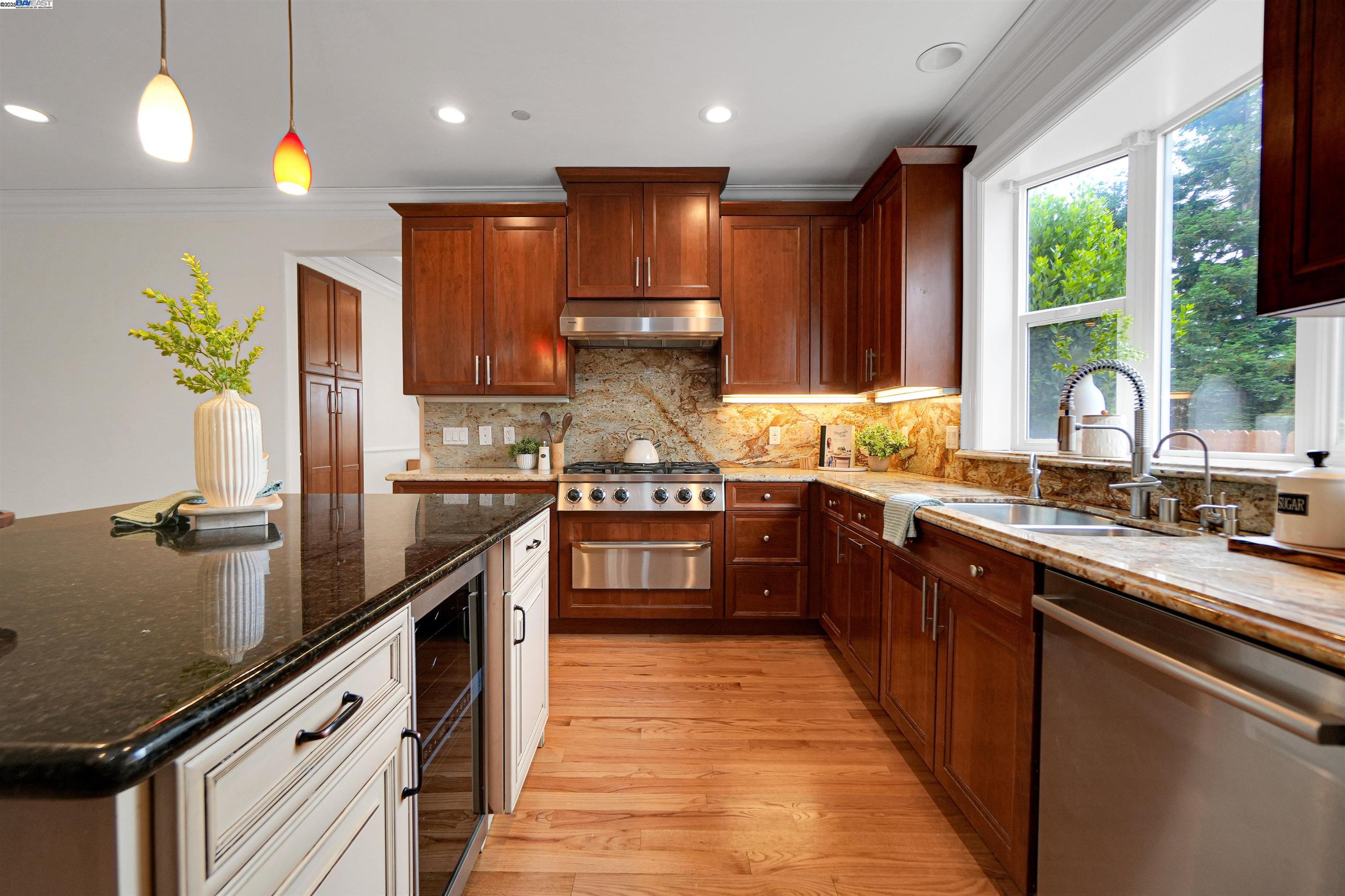 Detail Gallery Image 10 of 57 For 5158 Proctor Rd, Castro Valley,  CA 94546 - 5 Beds | 4 Baths