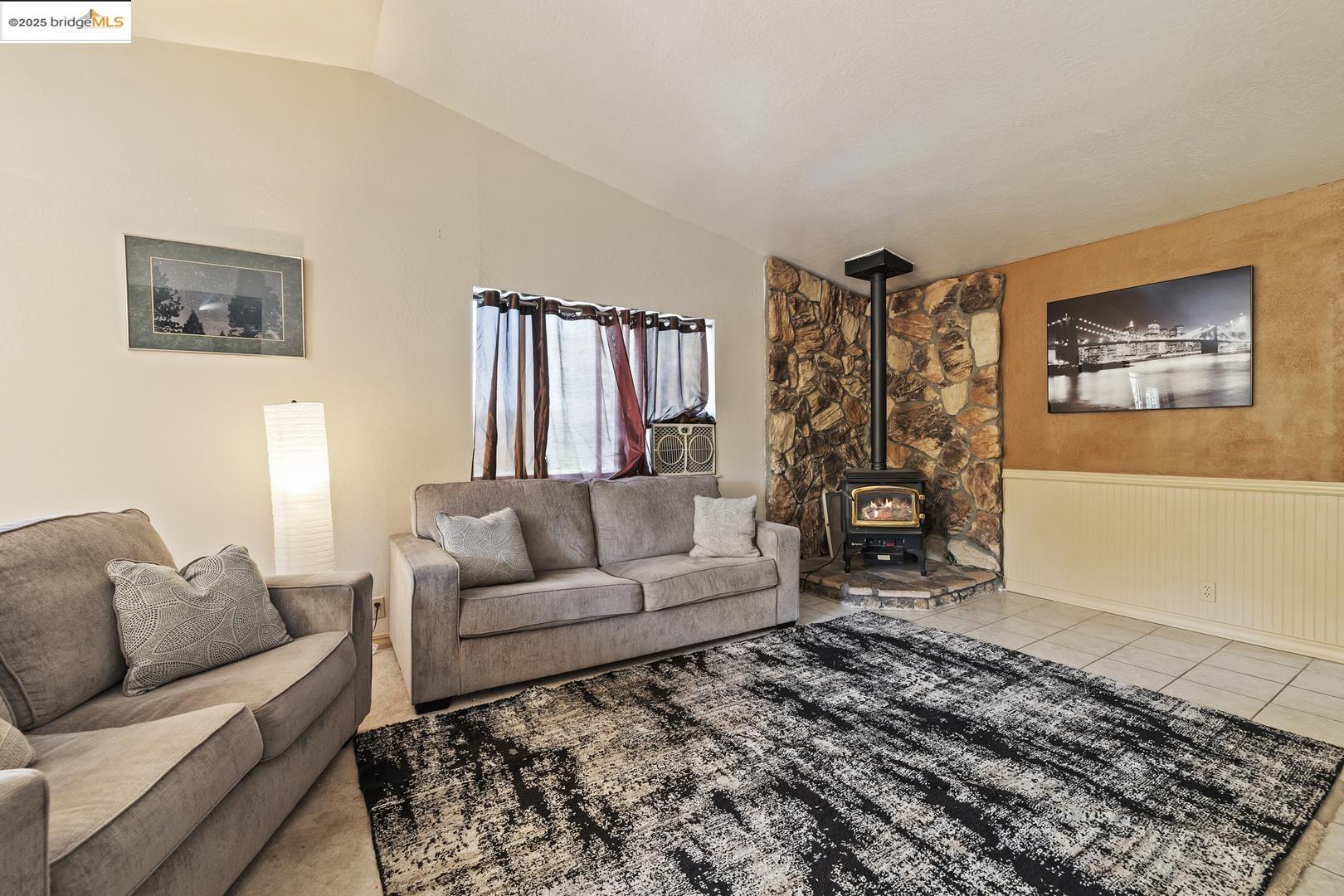 Detail Gallery Image 4 of 28 For 18670 Cedar St, Tuolumne,  CA 95379 - 3 Beds | 2 Baths