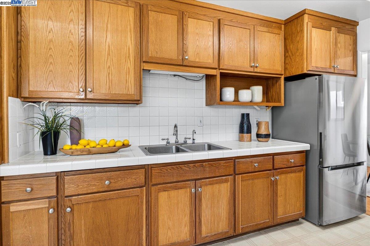 Detail Gallery Image 11 of 41 For 4028 Meadowview Dr, Castro Valley,  CA 94546 - 3 Beds | 2 Baths