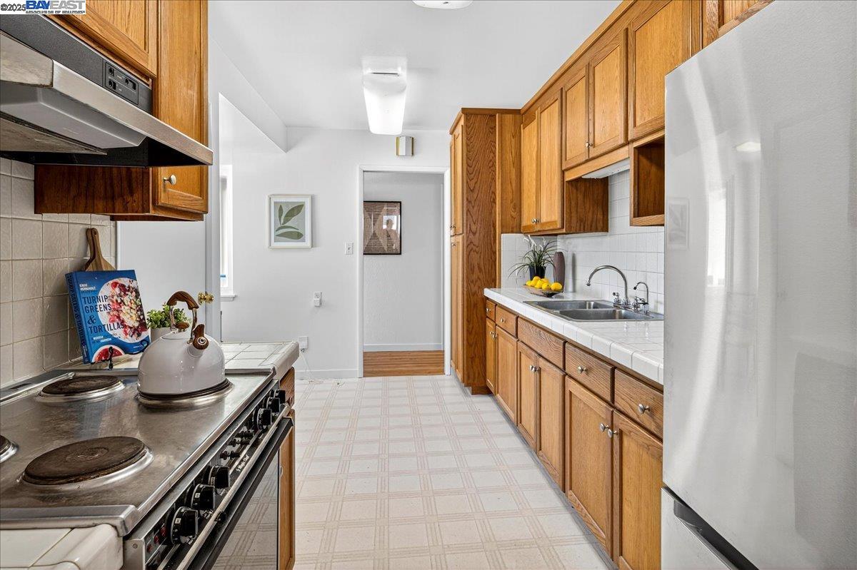 Detail Gallery Image 12 of 41 For 4028 Meadowview Dr, Castro Valley,  CA 94546 - 3 Beds | 2 Baths