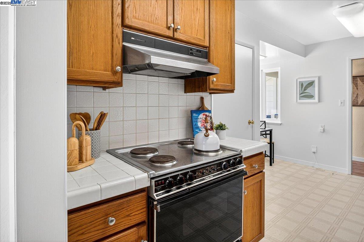 Detail Gallery Image 13 of 41 For 4028 Meadowview Dr, Castro Valley,  CA 94546 - 3 Beds | 2 Baths