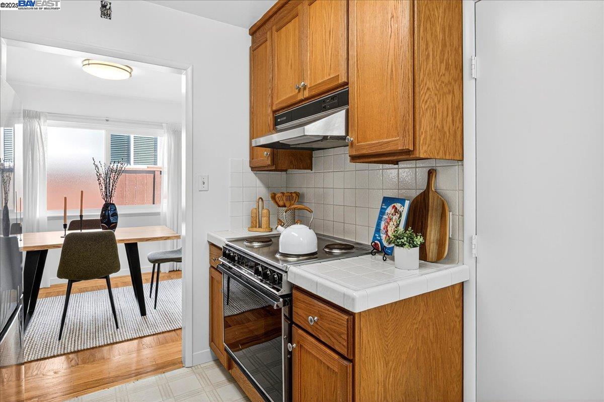 Detail Gallery Image 14 of 41 For 4028 Meadowview Dr, Castro Valley,  CA 94546 - 3 Beds | 2 Baths