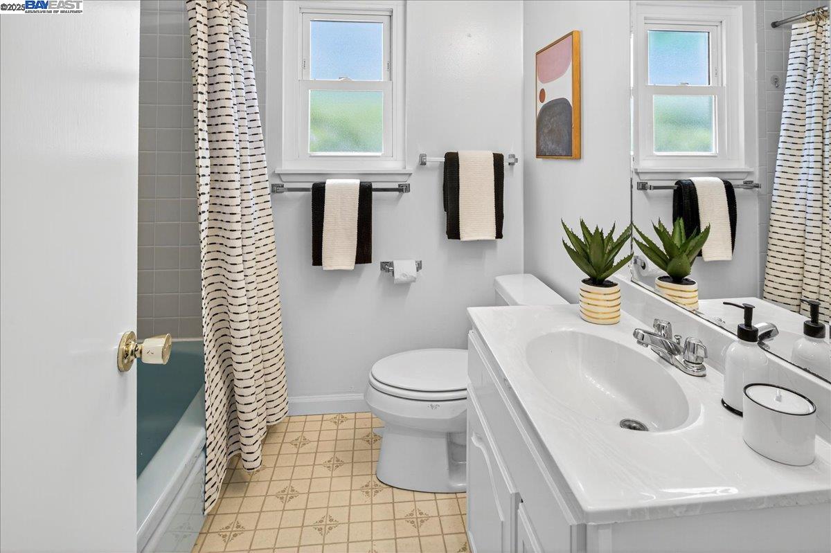 Detail Gallery Image 27 of 41 For 4028 Meadowview Dr, Castro Valley,  CA 94546 - 3 Beds | 2 Baths