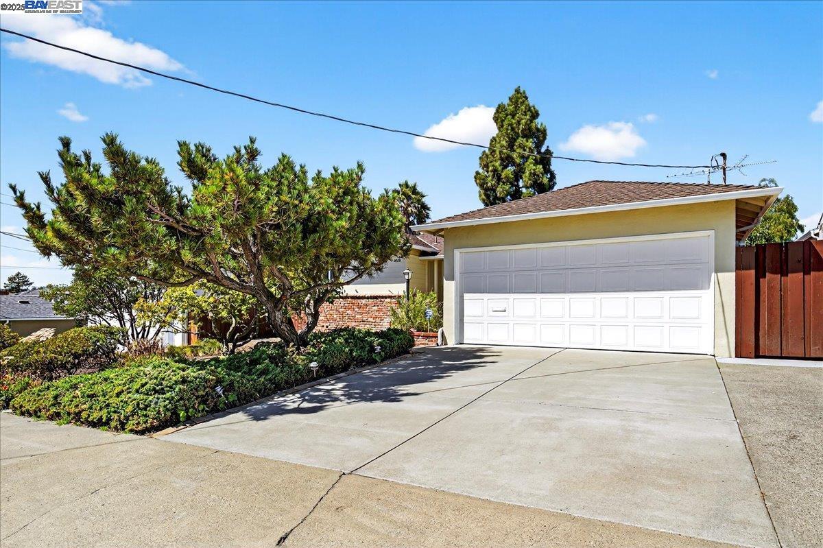 Detail Gallery Image 4 of 41 For 4028 Meadowview Dr, Castro Valley,  CA 94546 - 3 Beds | 2 Baths