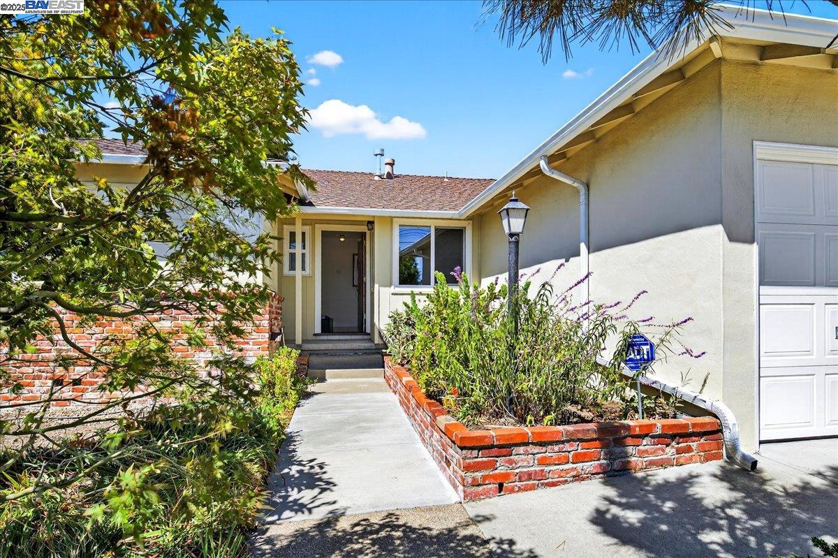 Detail Gallery Image 5 of 41 For 4028 Meadowview Dr, Castro Valley,  CA 94546 - 3 Beds | 2 Baths