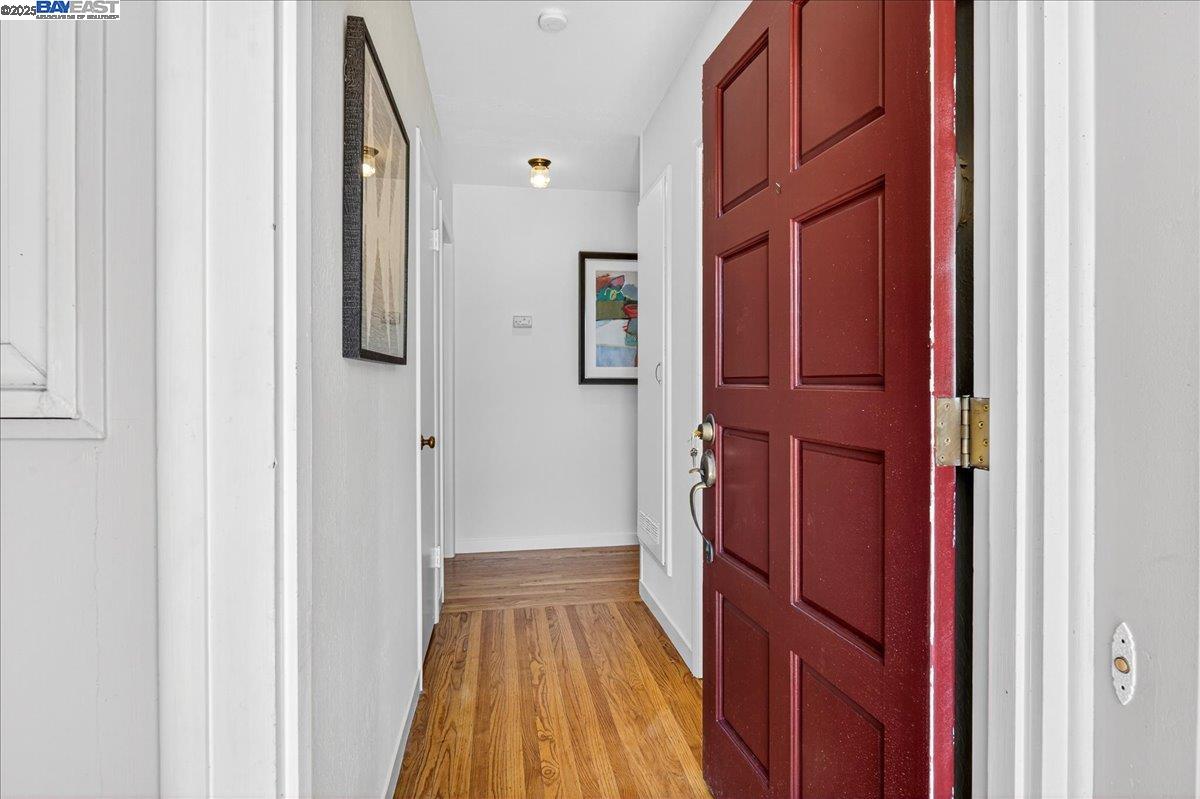 Detail Gallery Image 6 of 41 For 4028 Meadowview Dr, Castro Valley,  CA 94546 - 3 Beds | 2 Baths