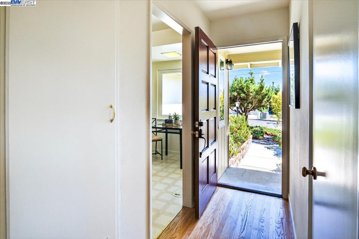 Detail Gallery Image 7 of 41 For 4028 Meadowview Dr, Castro Valley,  CA 94546 - 3 Beds | 2 Baths