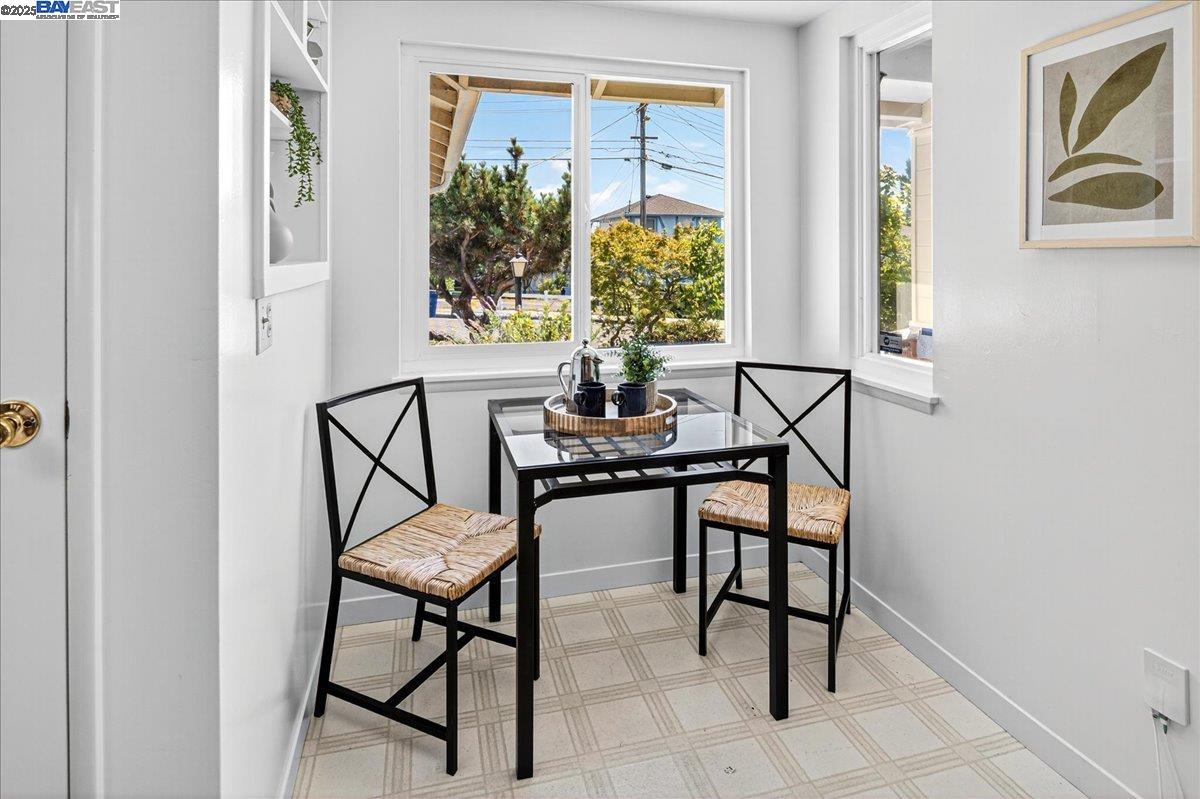 Detail Gallery Image 8 of 41 For 4028 Meadowview Dr, Castro Valley,  CA 94546 - 3 Beds | 2 Baths