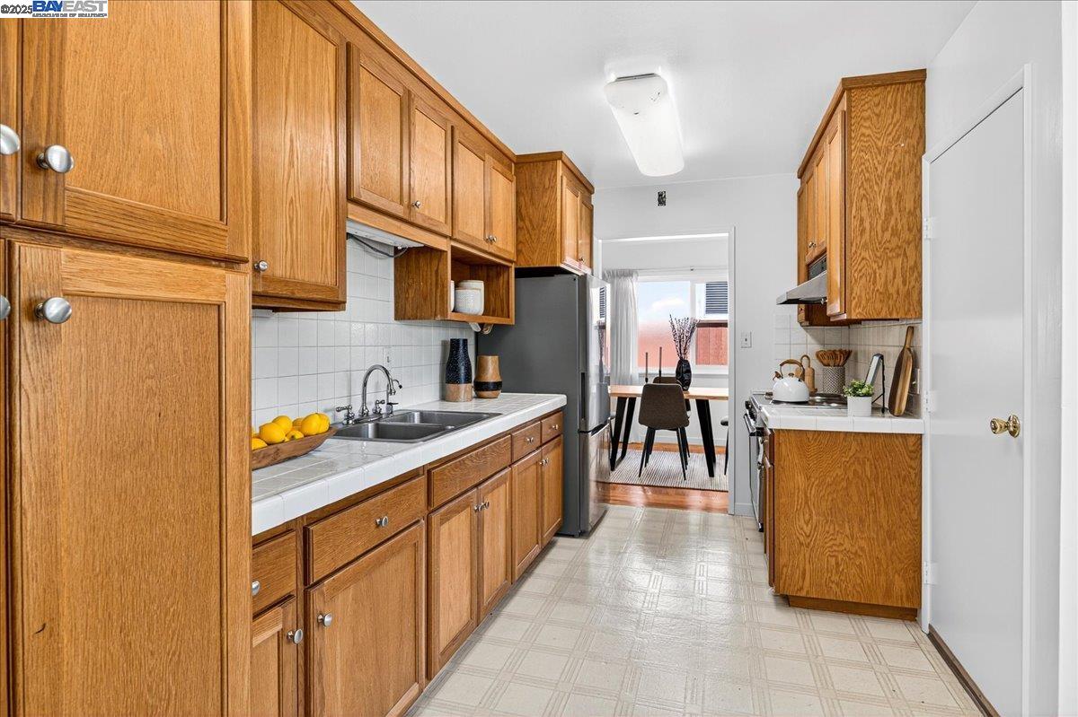 Detail Gallery Image 10 of 41 For 4028 Meadowview Dr, Castro Valley,  CA 94546 - 3 Beds | 2 Baths