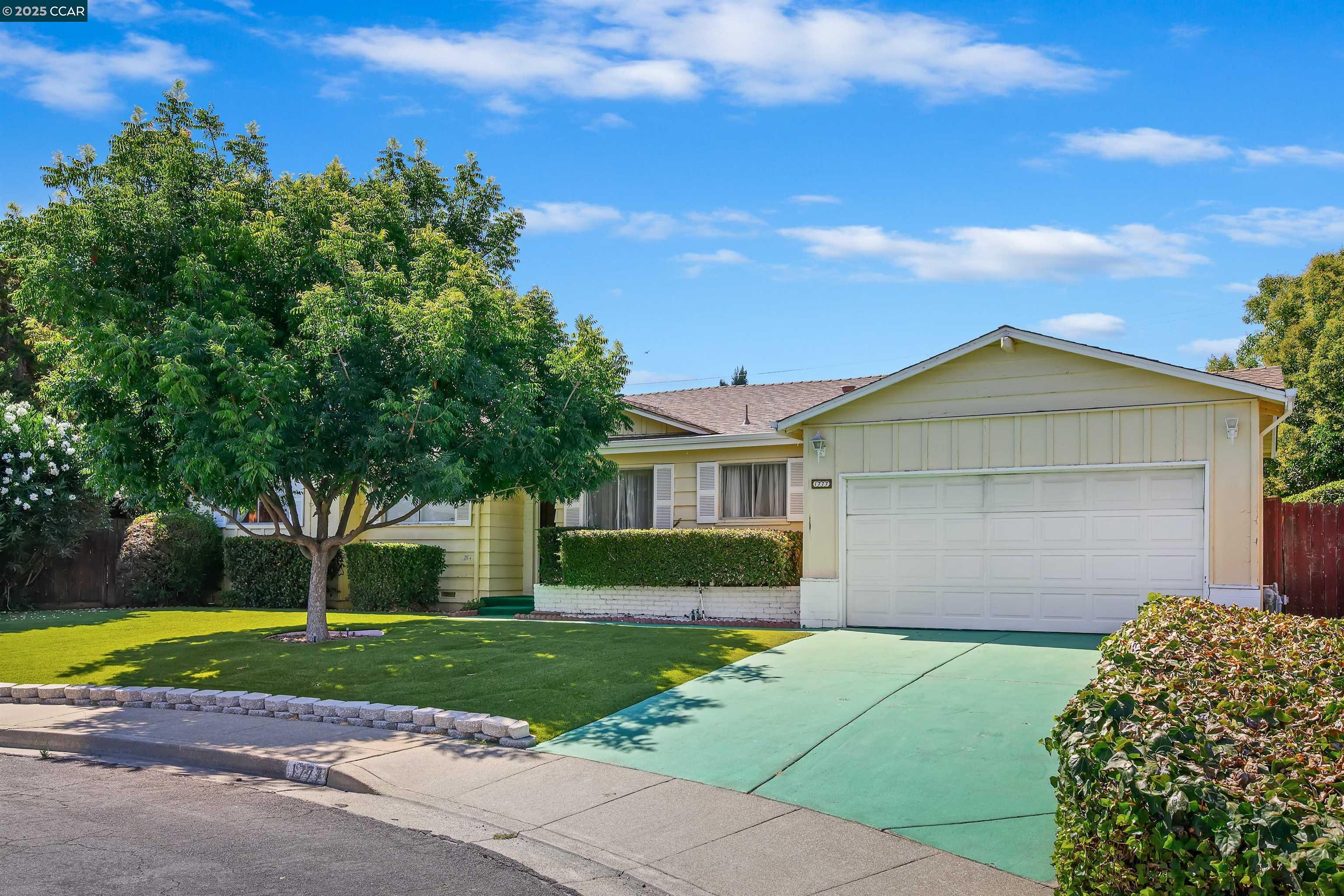 Detail Gallery Image 2 of 36 For 1777 Woodland Ct., Concord,  CA 94521 - 3 Beds | 2 Baths
