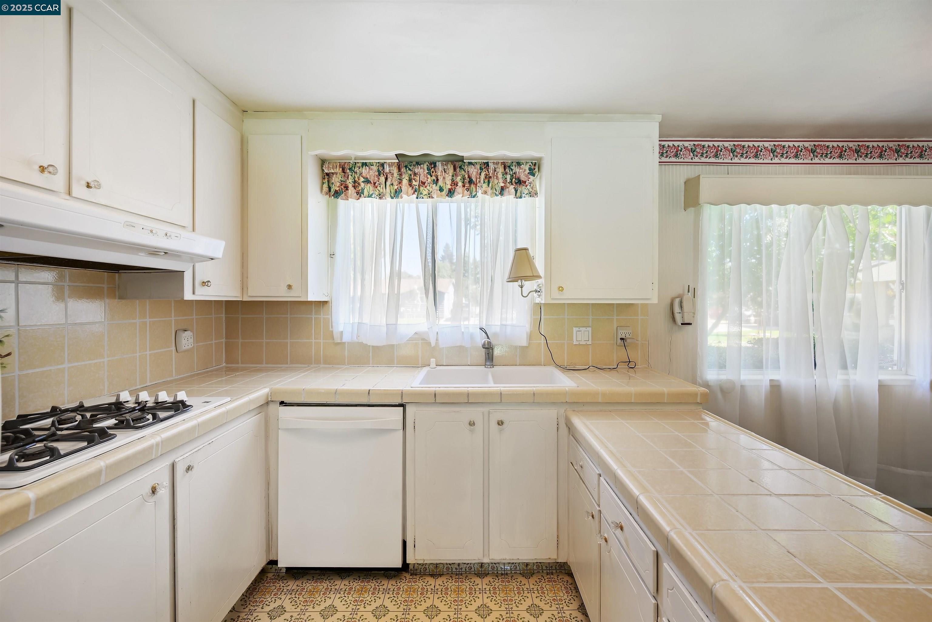 Detail Gallery Image 13 of 36 For 1777 Woodland Ct., Concord,  CA 94521 - 3 Beds | 2 Baths