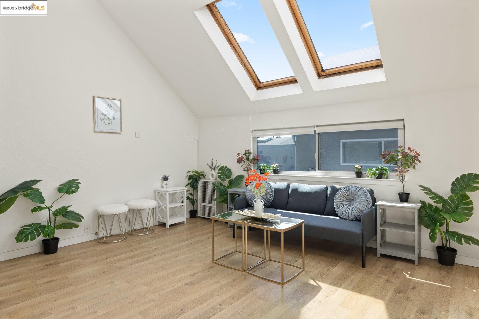 Detail Gallery Image 2 of 18 For 1450 4th St #5 #5,  Berkeley,  CA 94710 - 1 Beds | 1/1 Baths