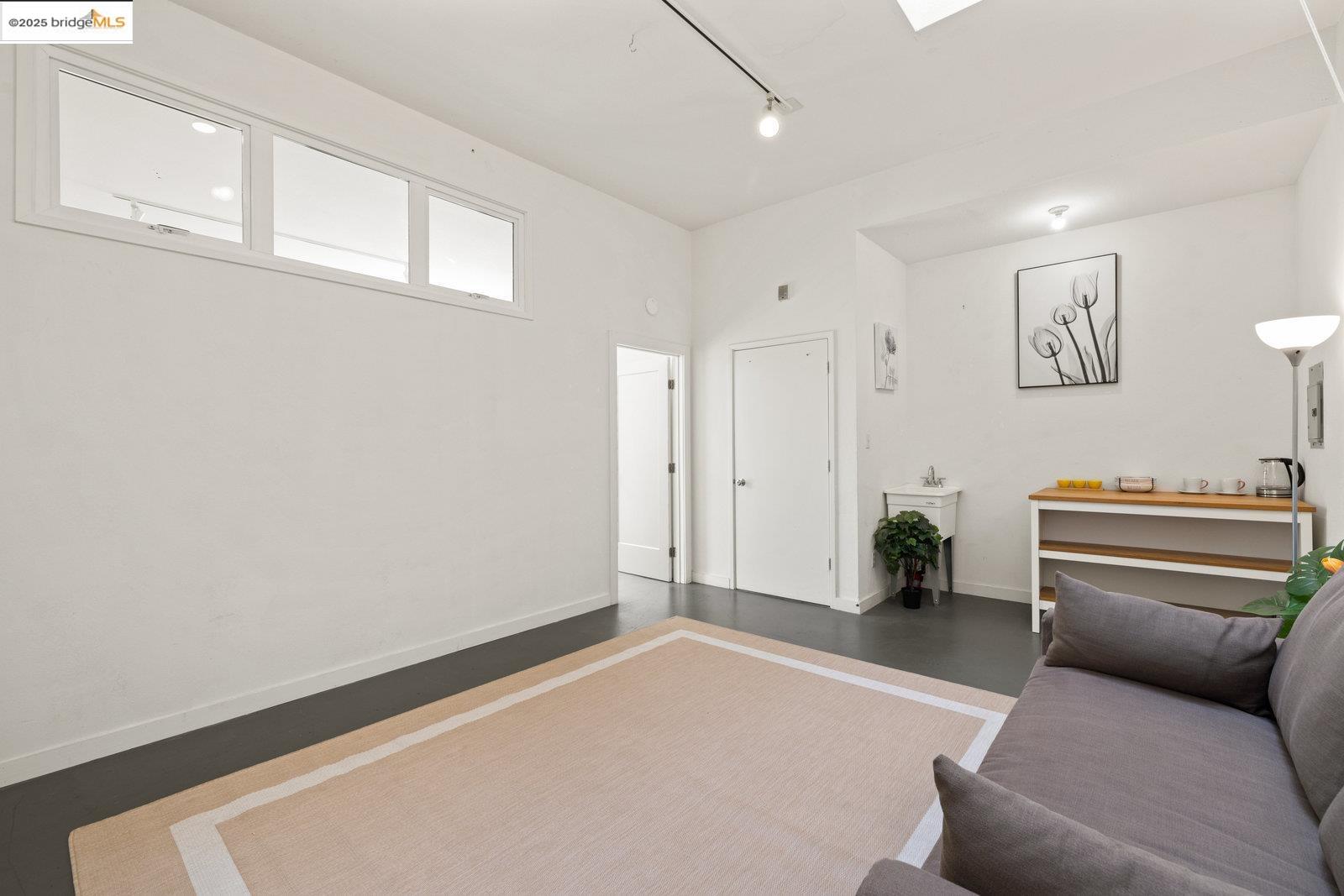Detail Gallery Image 6 of 18 For 1450 4th St #5 #5,  Berkeley,  CA 94710 - 1 Beds | 1/1 Baths