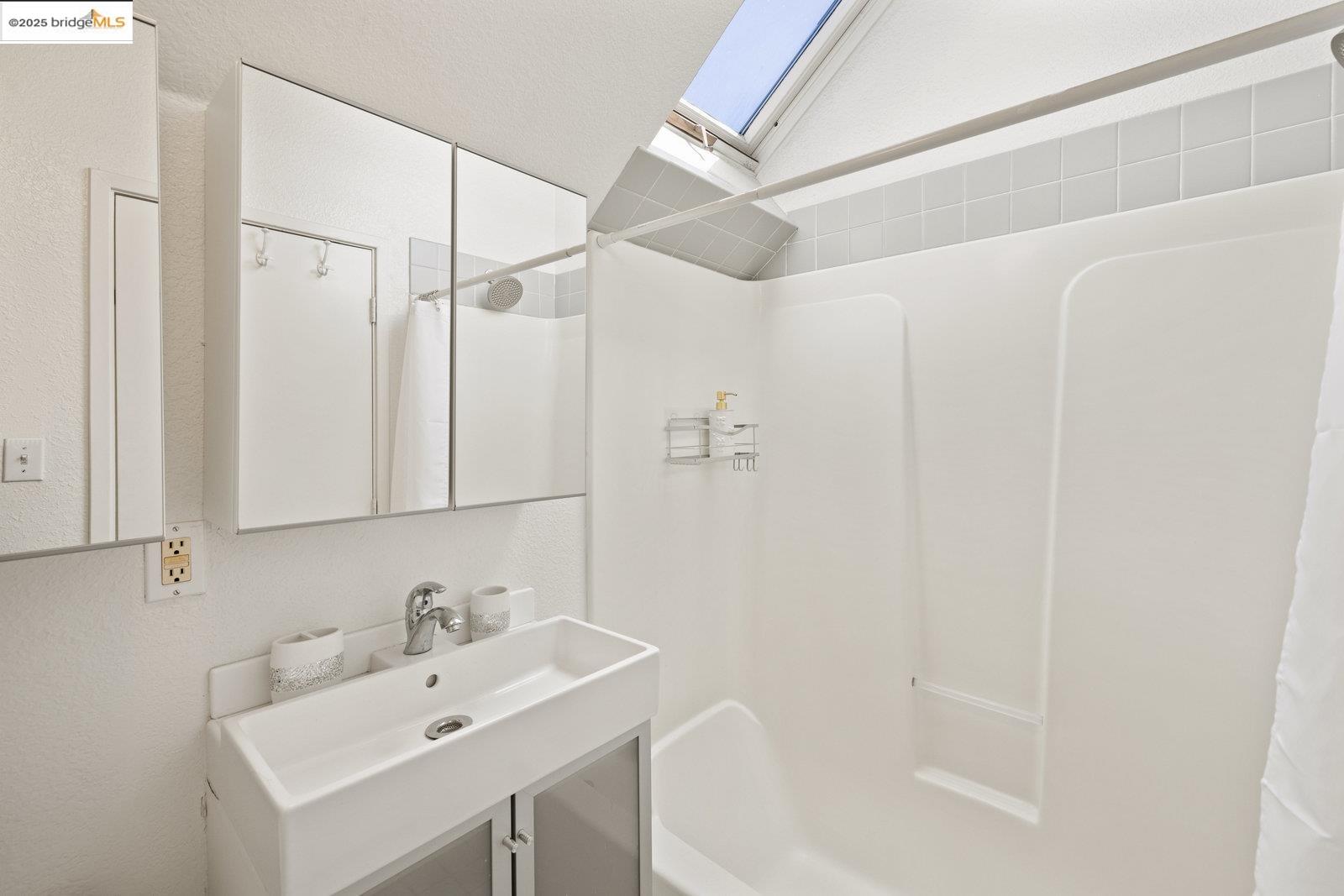 Detail Gallery Image 8 of 18 For 1450 4th St #5 #5,  Berkeley,  CA 94710 - 1 Beds | 1/1 Baths