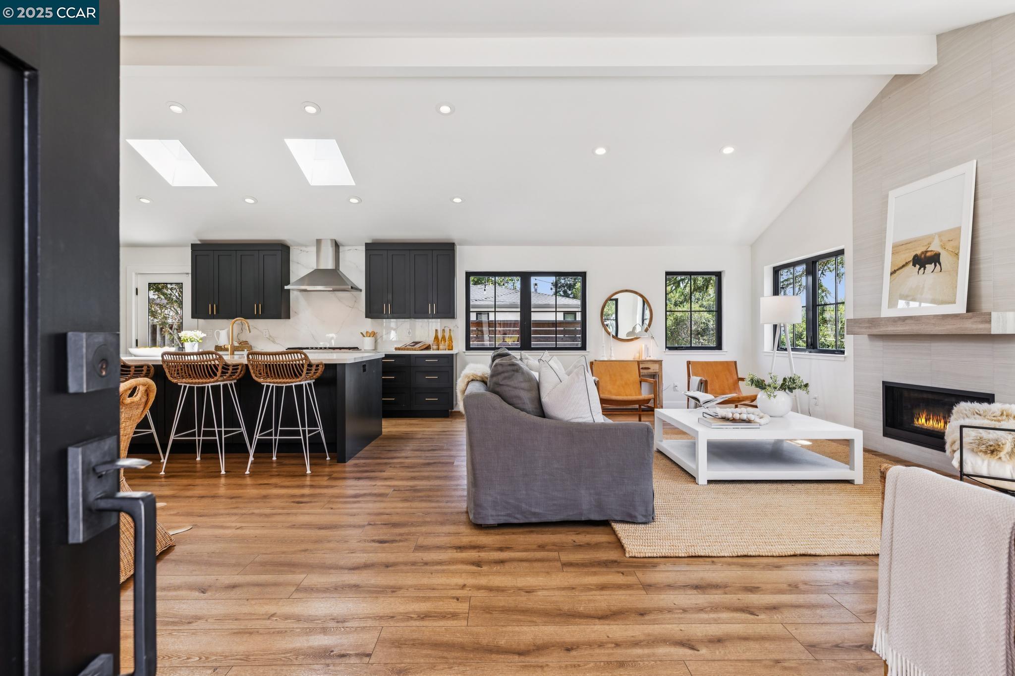 Detail Gallery Image 4 of 38 For 1088 Sierra Vista Way, Lafayette,  CA 94549 - 4 Beds | 2/1 Baths