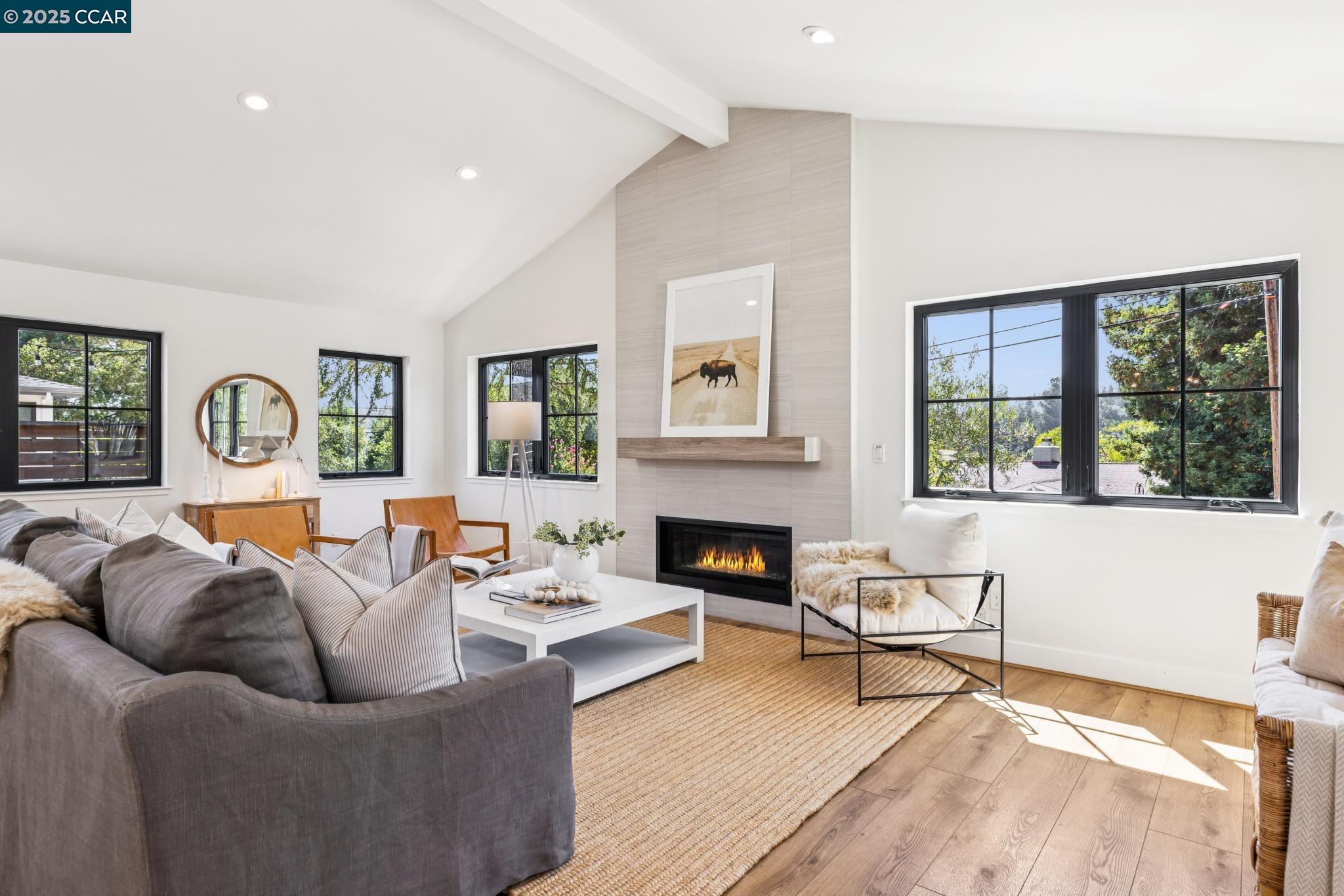 Detail Gallery Image 6 of 38 For 1088 Sierra Vista Way, Lafayette,  CA 94549 - 4 Beds | 2/1 Baths