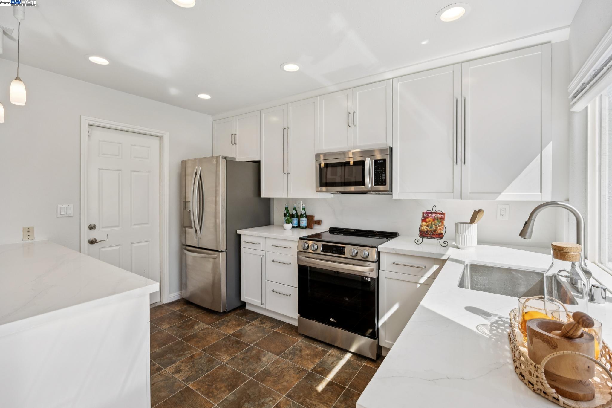 Detail Gallery Image 15 of 41 For 41043 Joyce Ave, Fremont,  CA 94539 - 3 Beds | 2 Baths