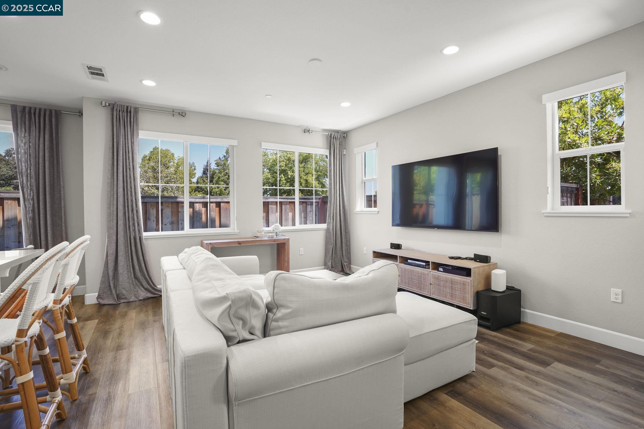 Detail Gallery Image 4 of 22 For 3893 Villa Vista Pl, Concord,  CA 94521 - 3 Beds | 2/1 Baths