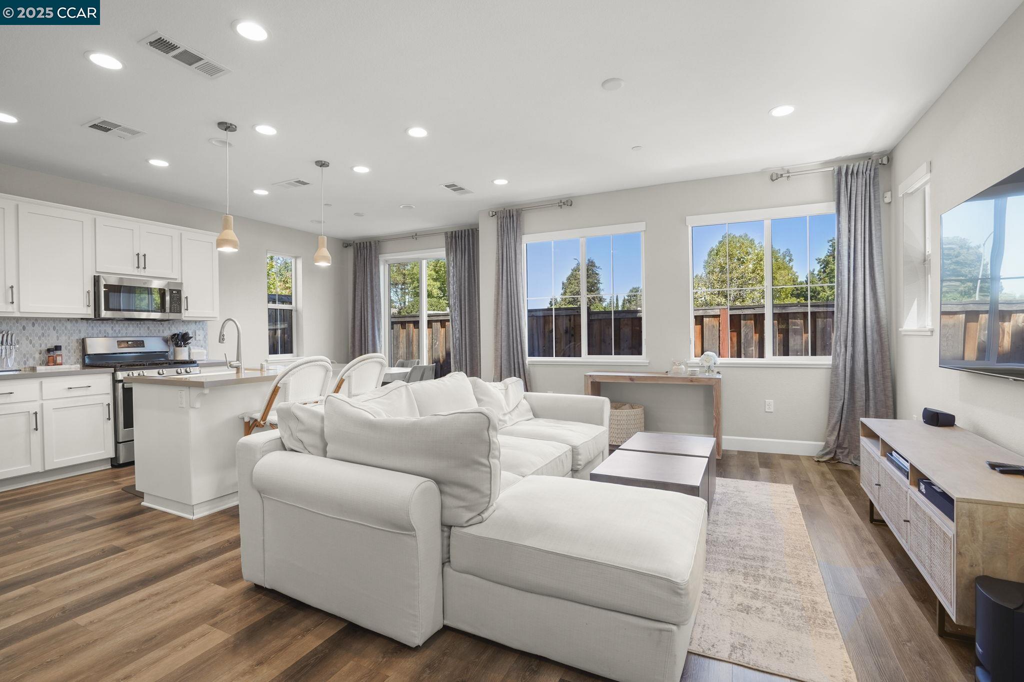 Detail Gallery Image 5 of 22 For 3893 Villa Vista Pl, Concord,  CA 94521 - 3 Beds | 2/1 Baths