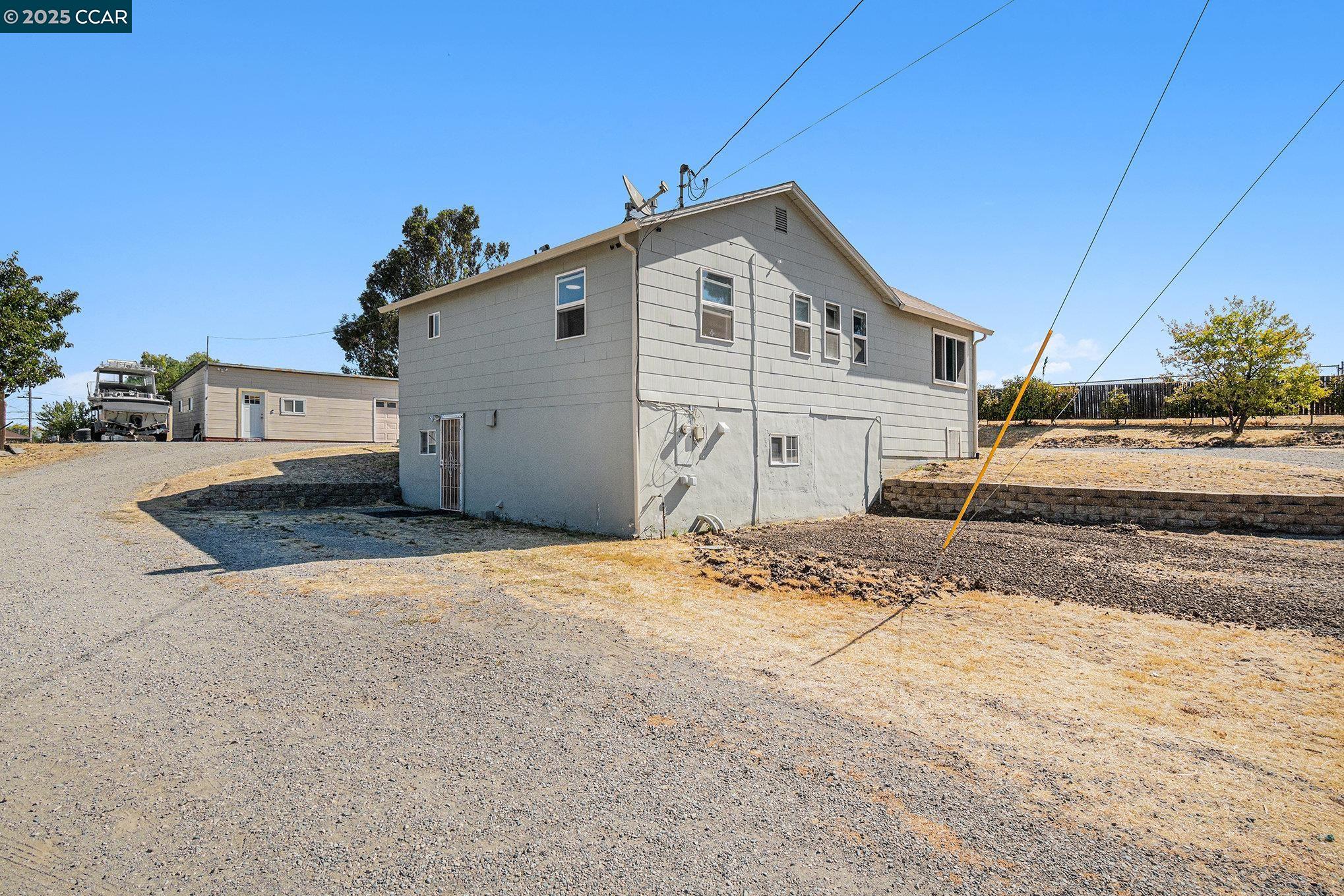 Detail Gallery Image 3 of 11 For 380 Pacifica Avenue, Bay Point,  CA 94565 - 3 Beds | 1 Baths