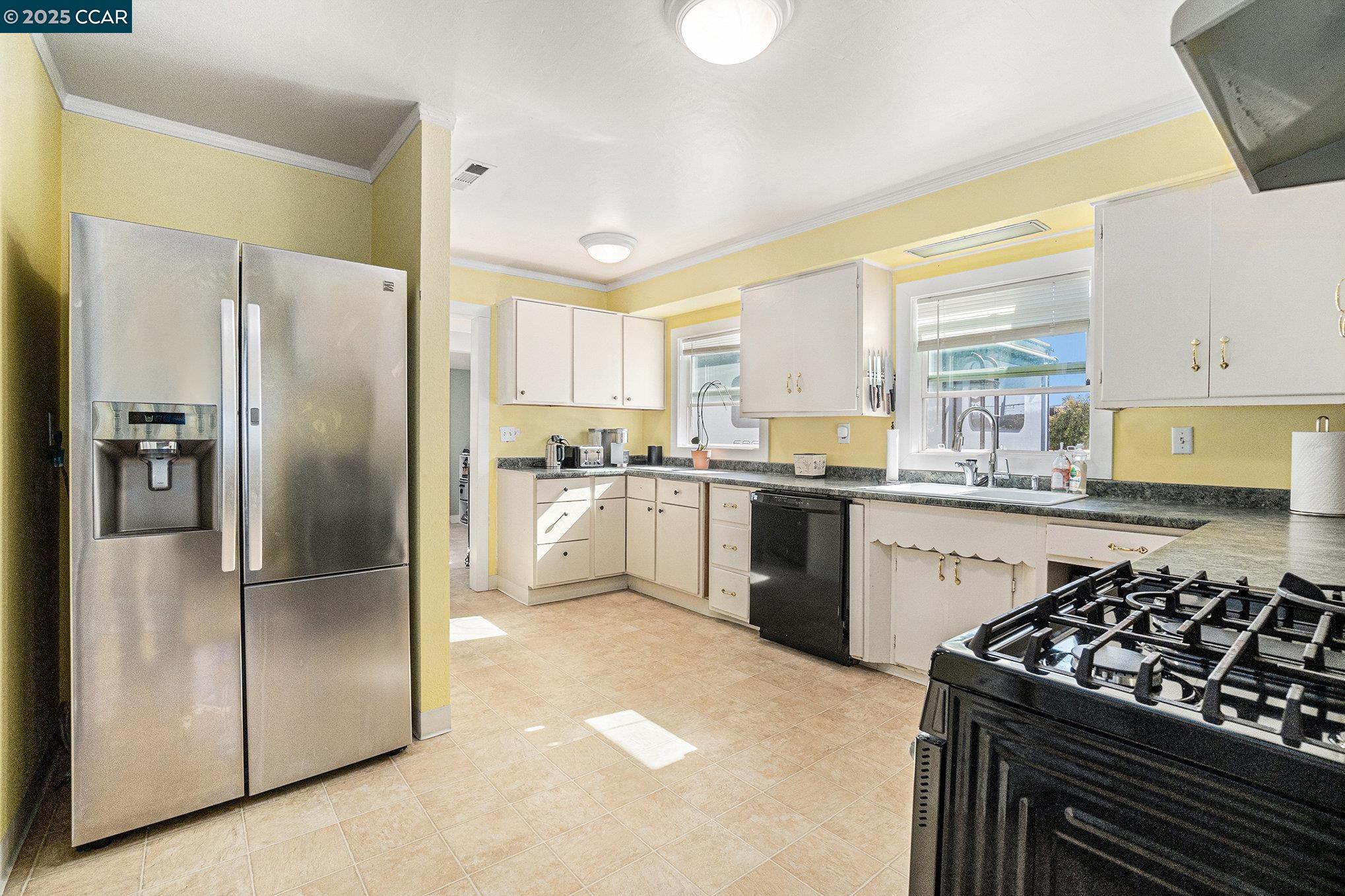 Detail Gallery Image 4 of 11 For 380 Pacifica Avenue, Bay Point,  CA 94565 - 3 Beds | 1 Baths