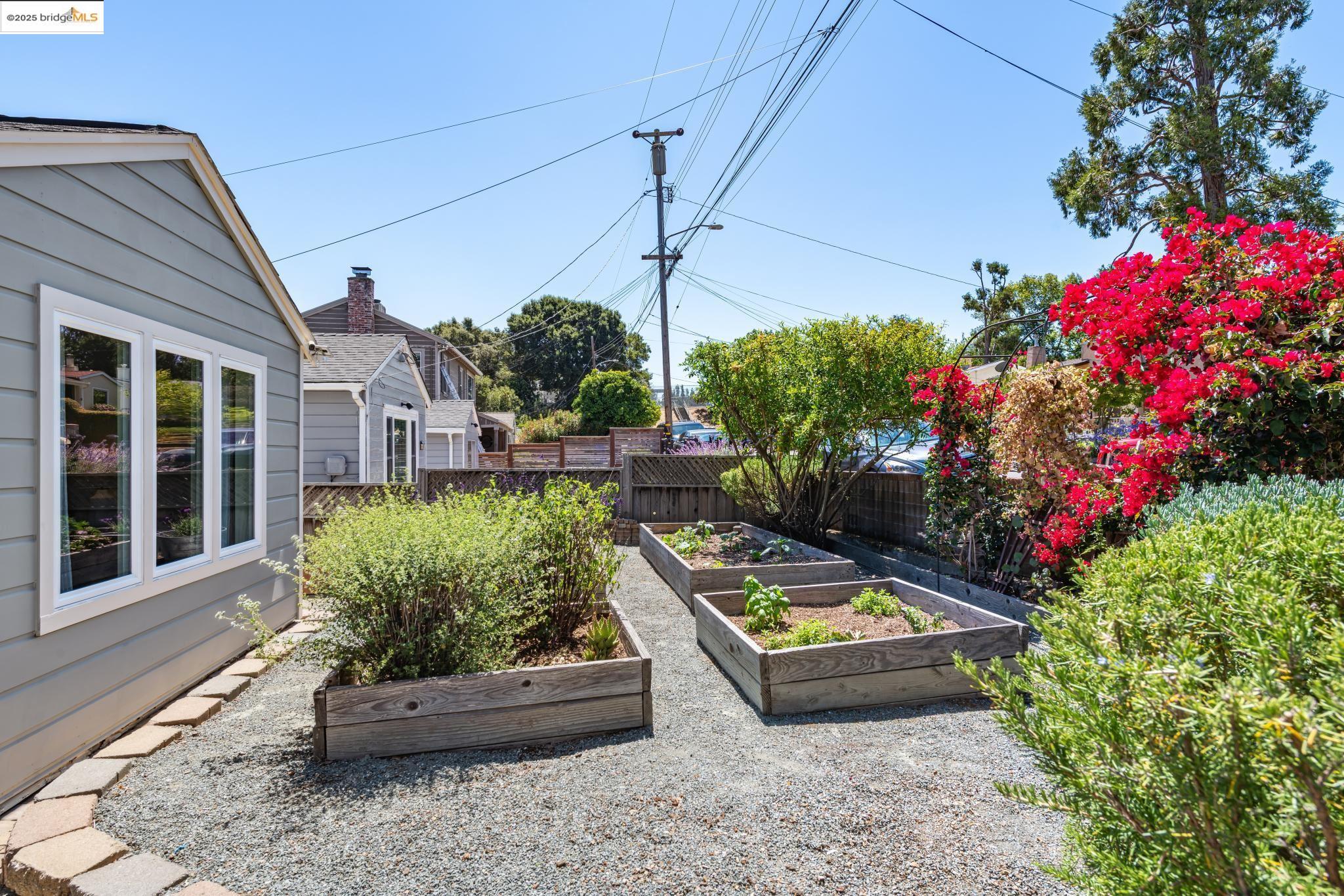 Detail Gallery Image 2 of 40 For 8100 Earl St, Oakland,  CA 94605 - 3 Beds | 2 Baths