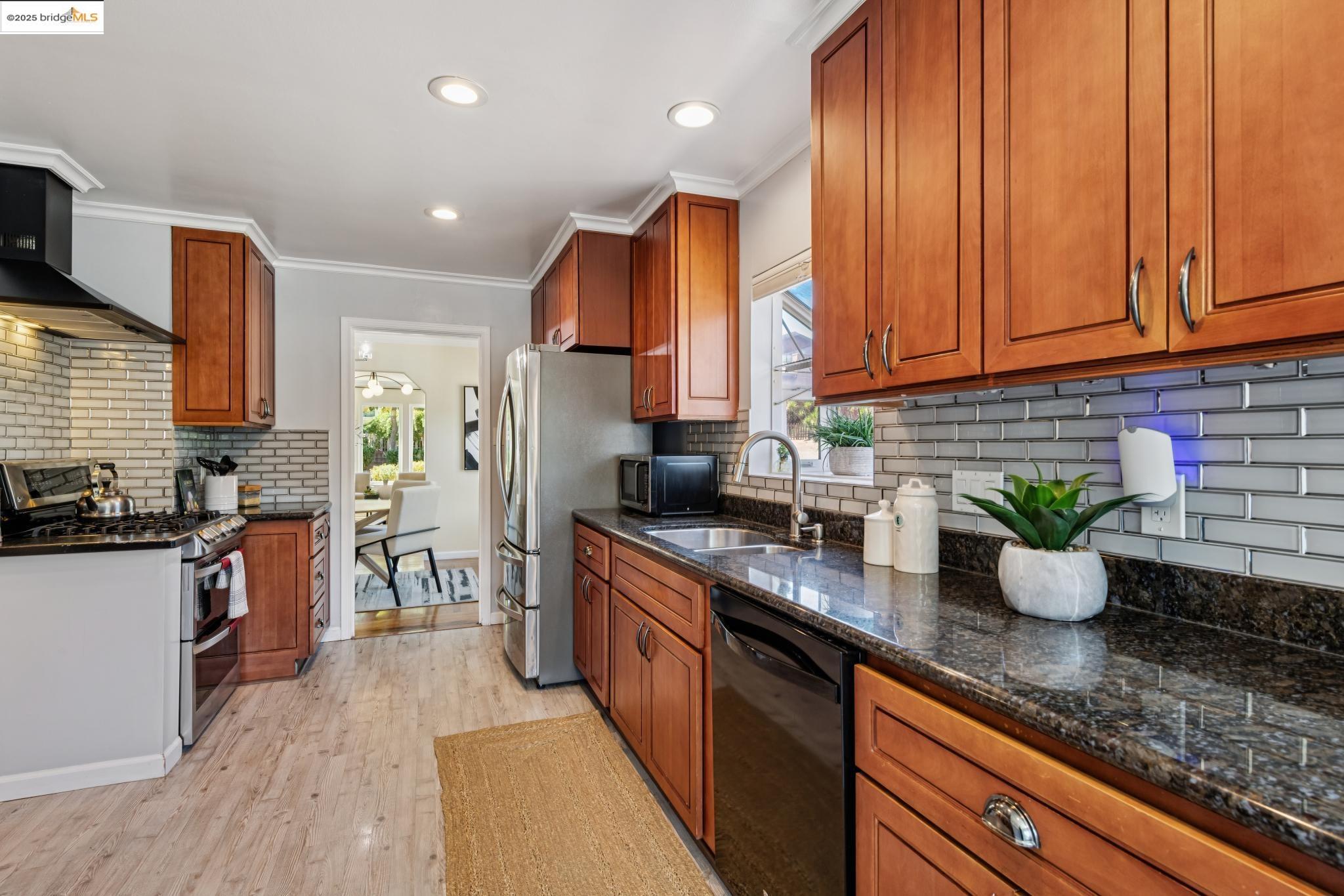 Detail Gallery Image 11 of 40 For 8100 Earl St, Oakland,  CA 94605 - 3 Beds | 2 Baths
