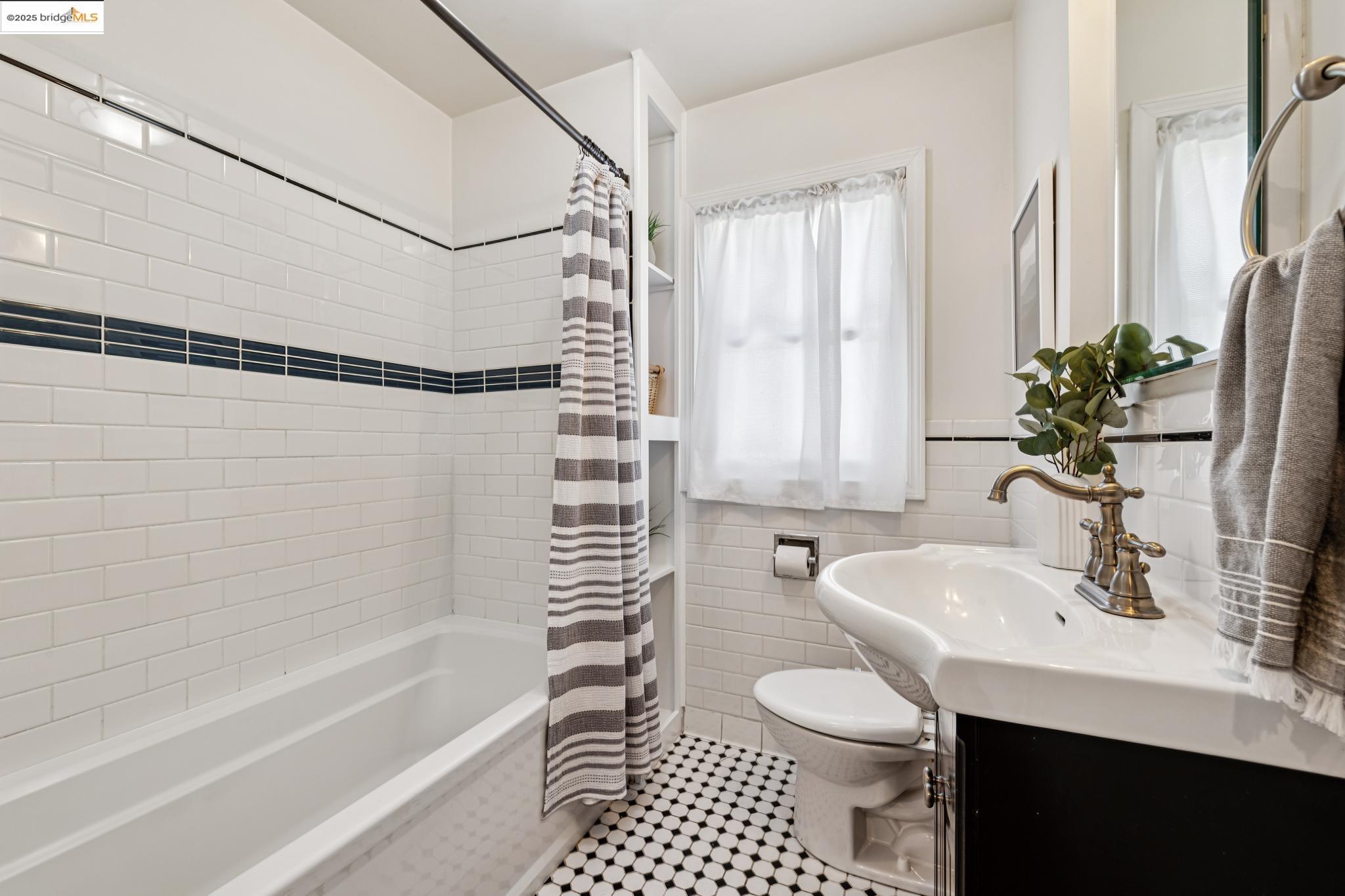 Detail Gallery Image 16 of 40 For 8100 Earl St, Oakland,  CA 94605 - 3 Beds | 2 Baths
