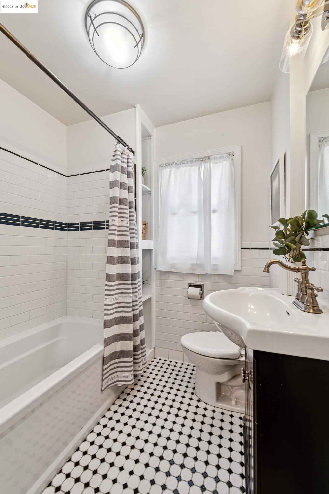Detail Gallery Image 17 of 40 For 8100 Earl St, Oakland,  CA 94605 - 3 Beds | 2 Baths