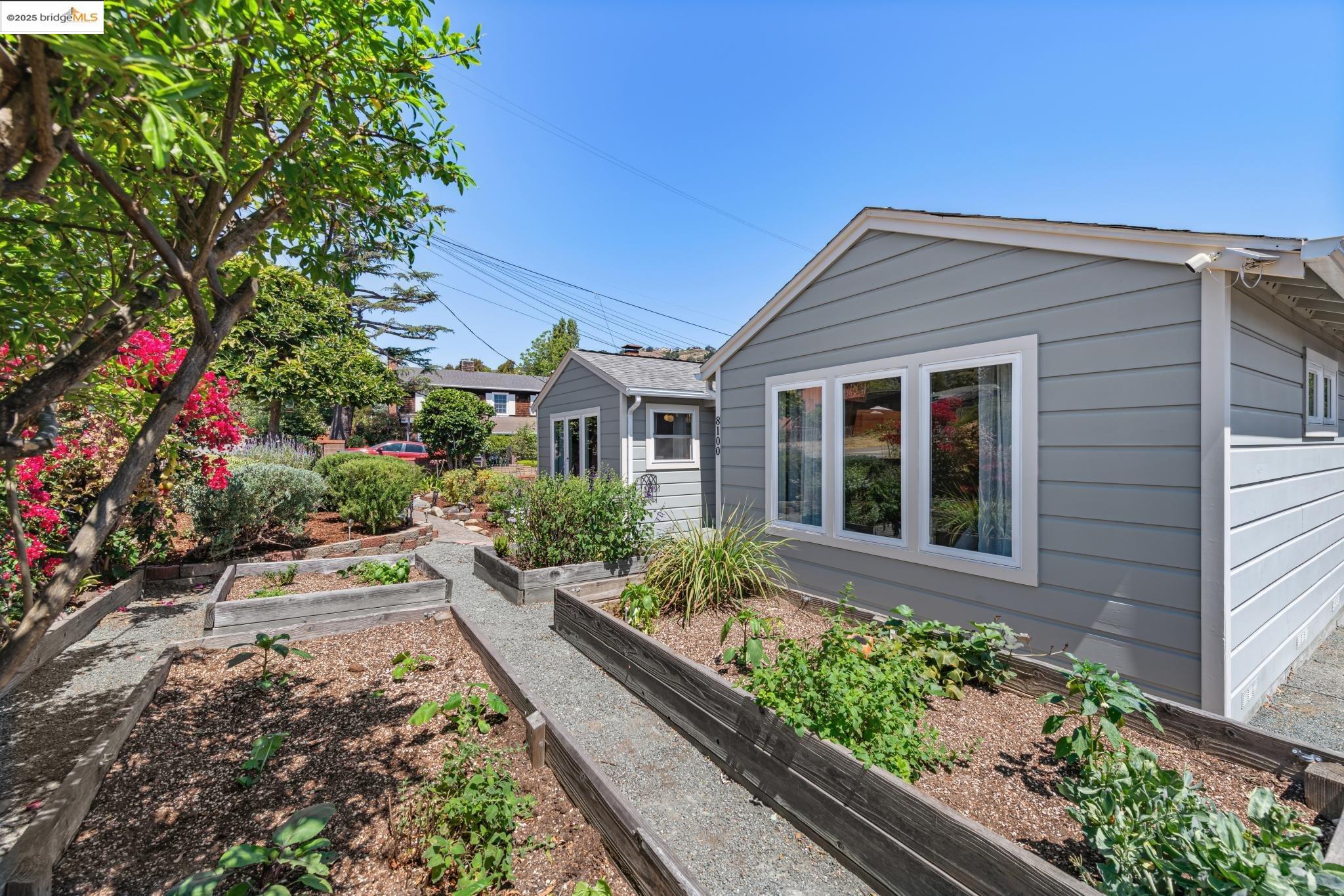 Detail Gallery Image 3 of 40 For 8100 Earl St, Oakland,  CA 94605 - 3 Beds | 2 Baths
