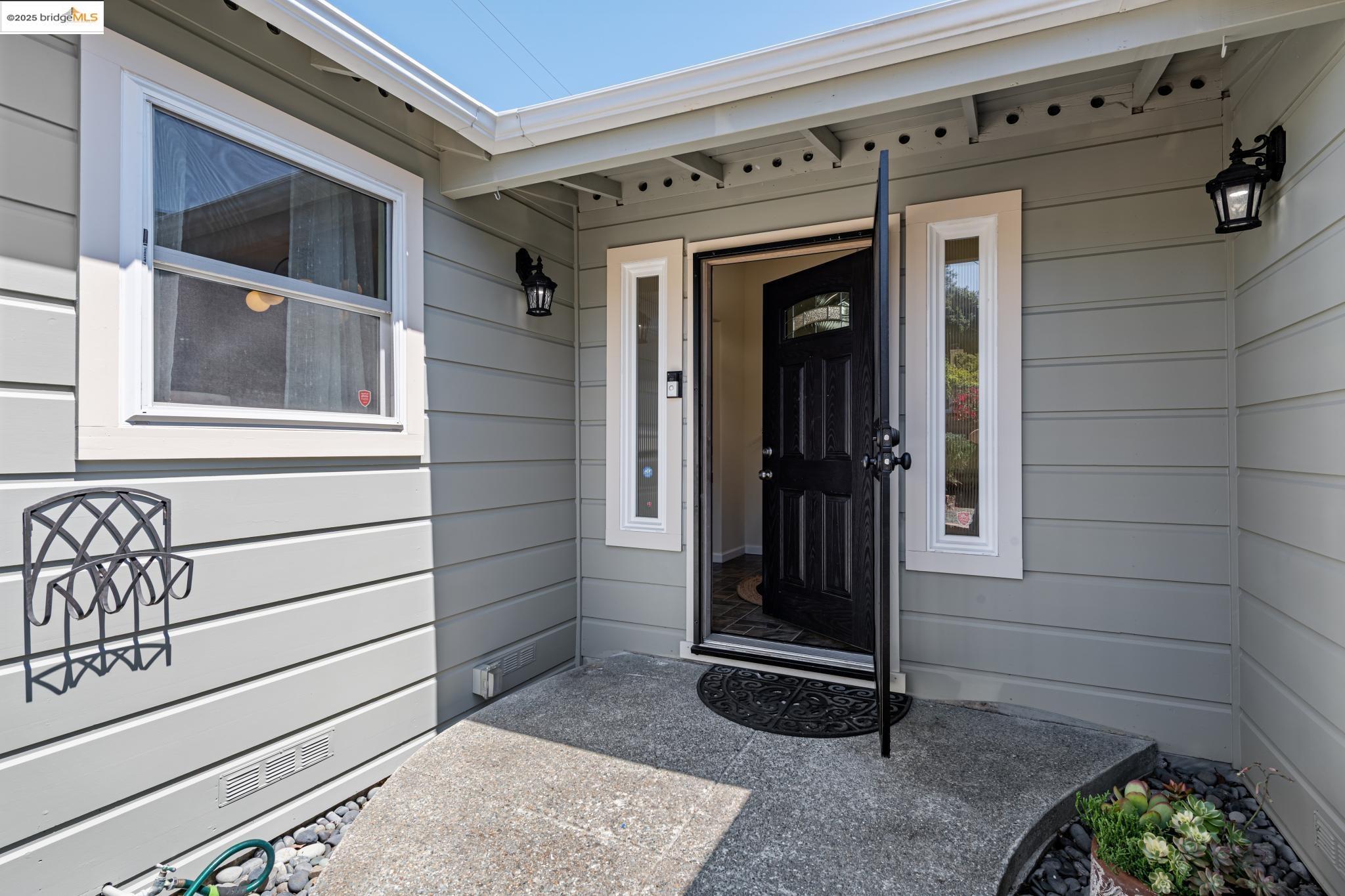 Detail Gallery Image 4 of 40 For 8100 Earl St, Oakland,  CA 94605 - 3 Beds | 2 Baths