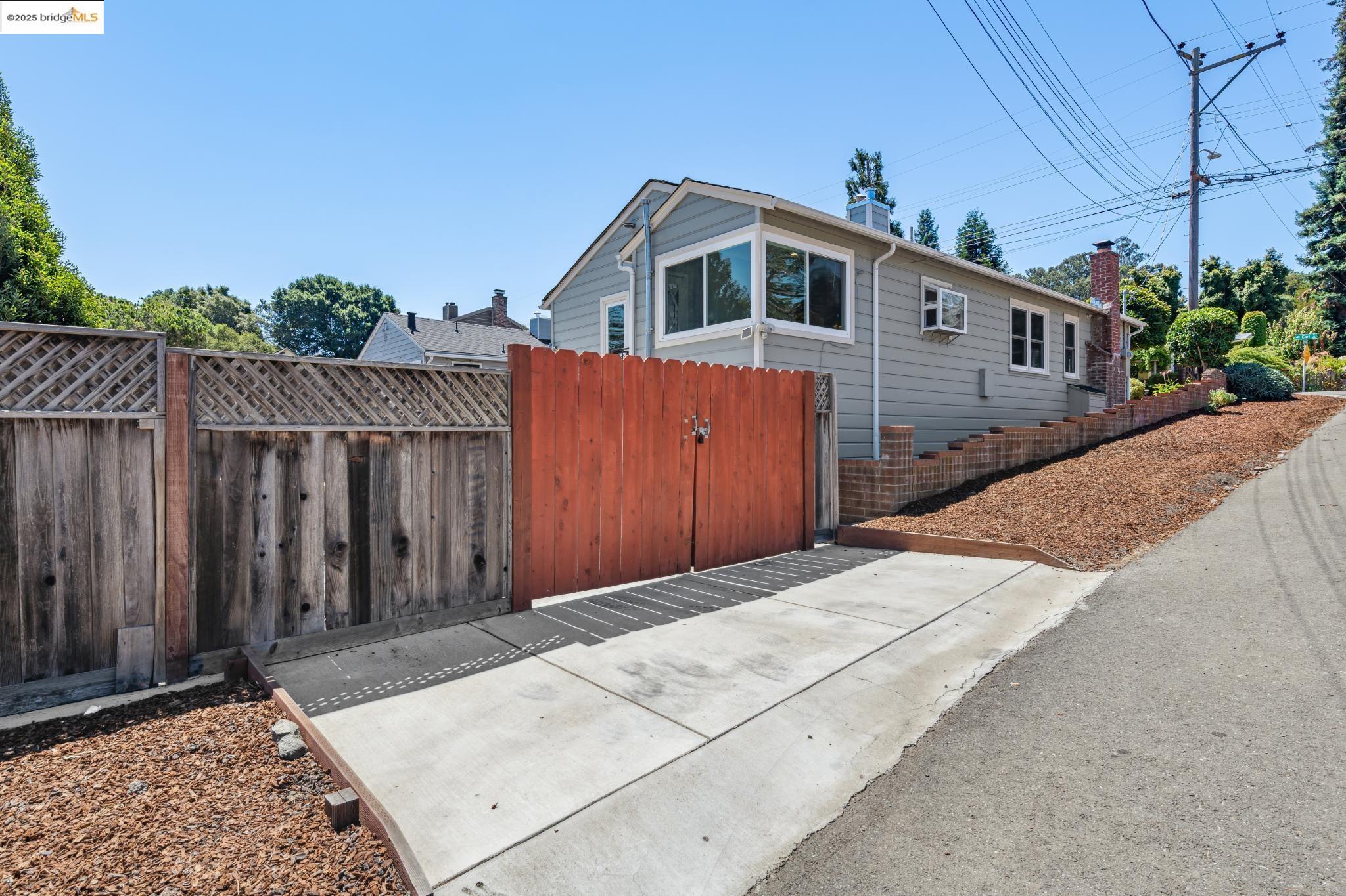 Detail Gallery Image 36 of 40 For 8100 Earl St, Oakland,  CA 94605 - 3 Beds | 2 Baths